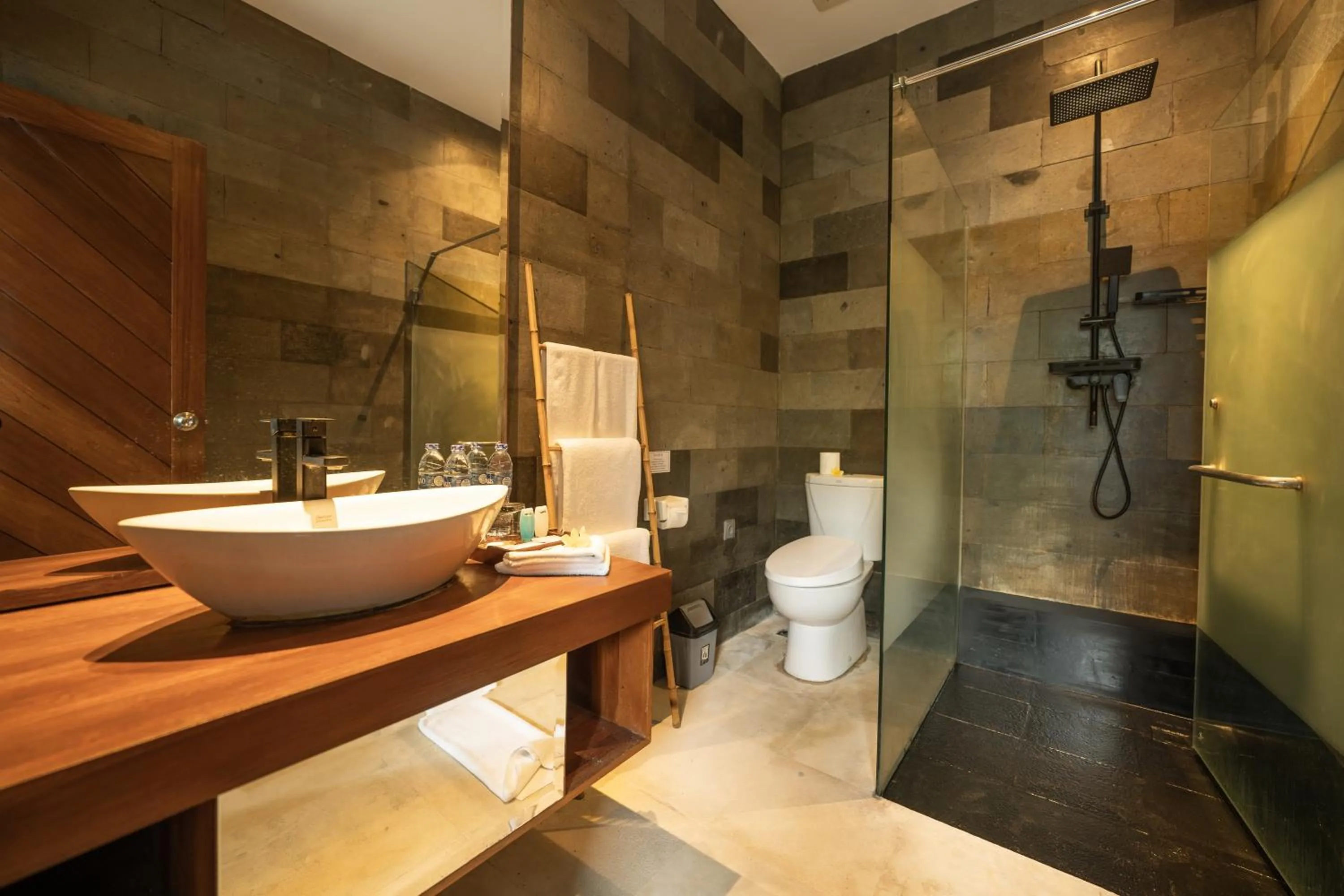 Toilet in Bali Karma Sajtra Hotel