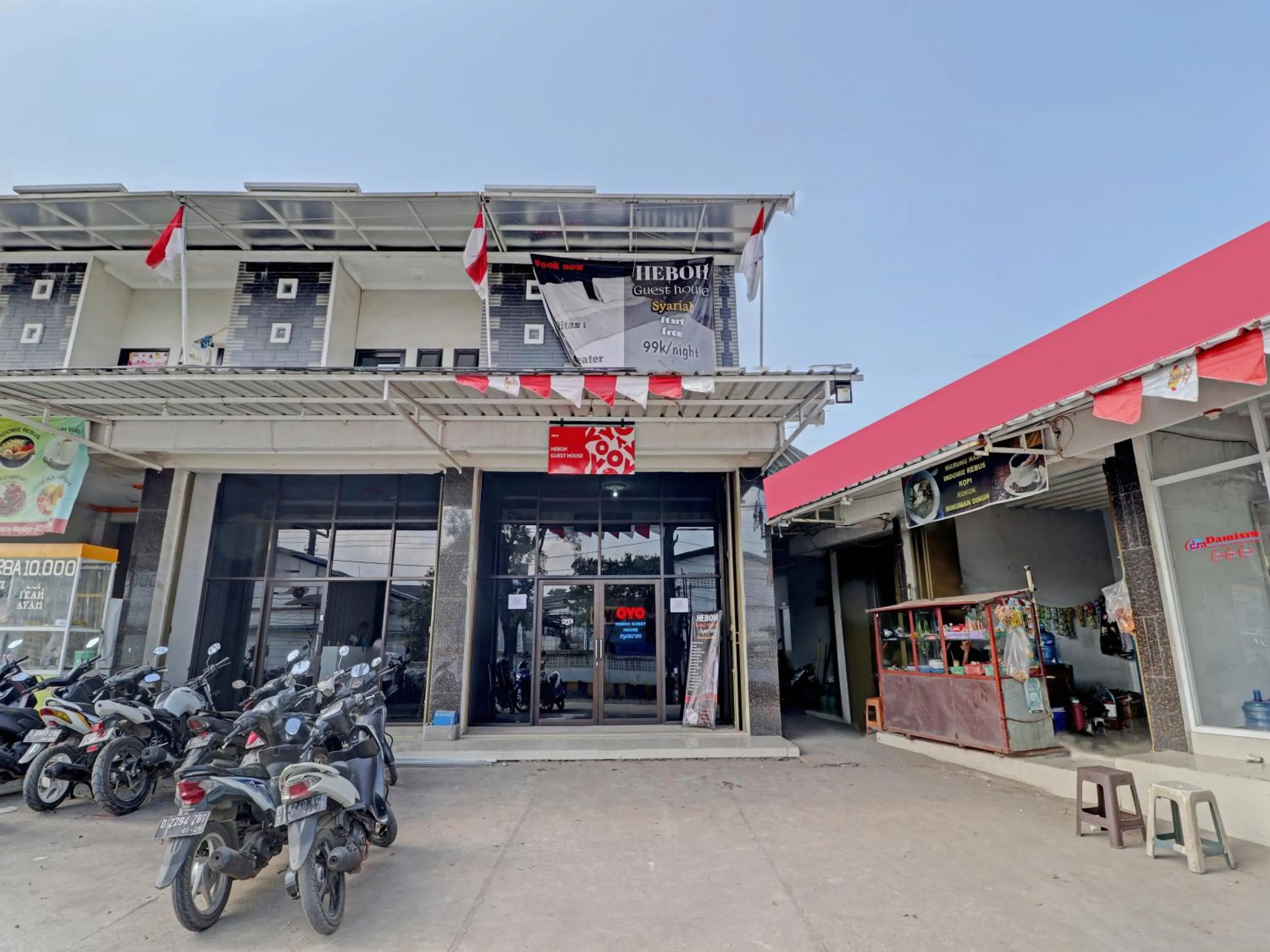 Facade/entrance in OYO Life 90570 Heboh Guest House Syariah