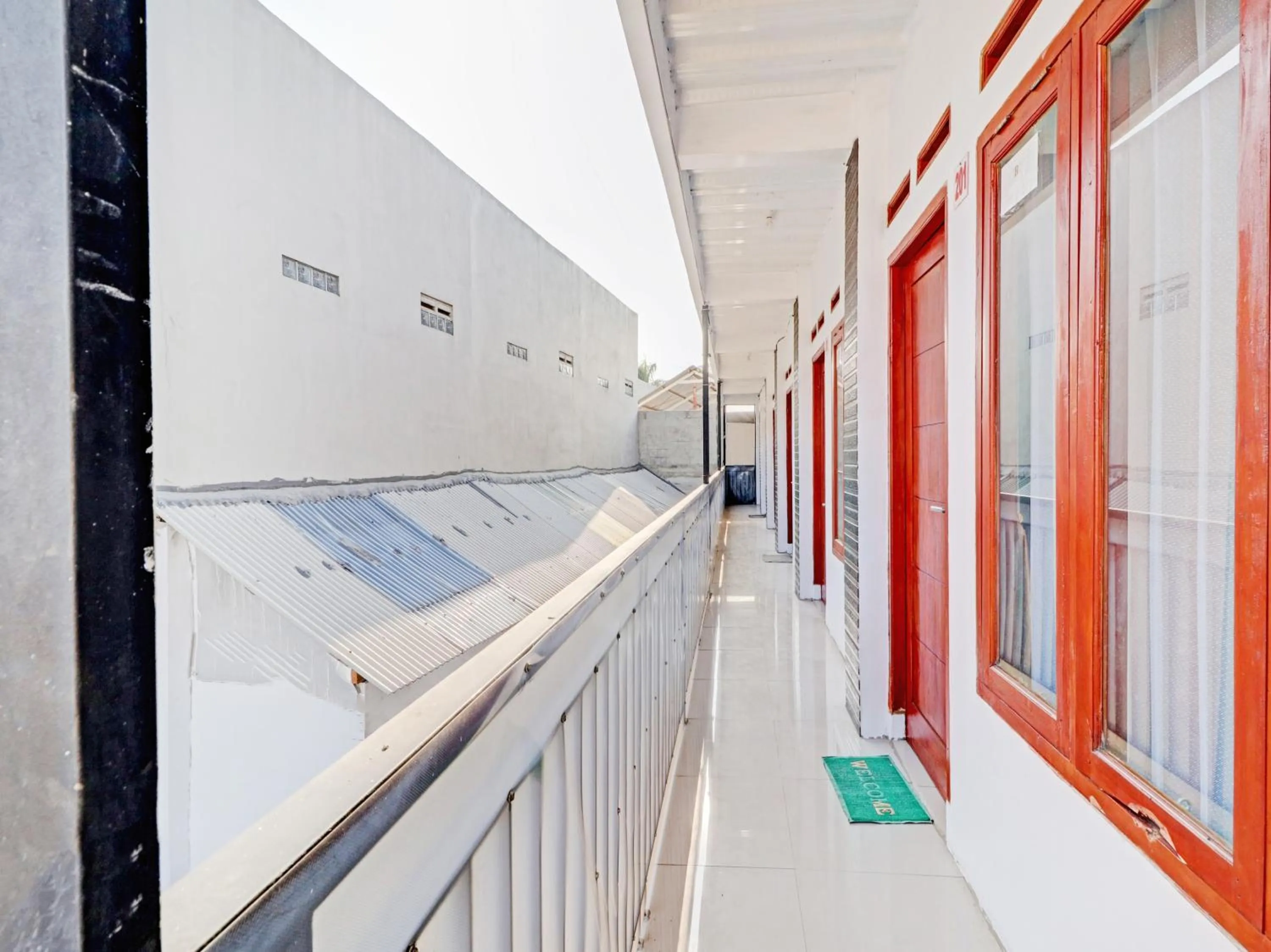 Balcony/Terrace in OYO Life 90570 Heboh Guest House Syariah