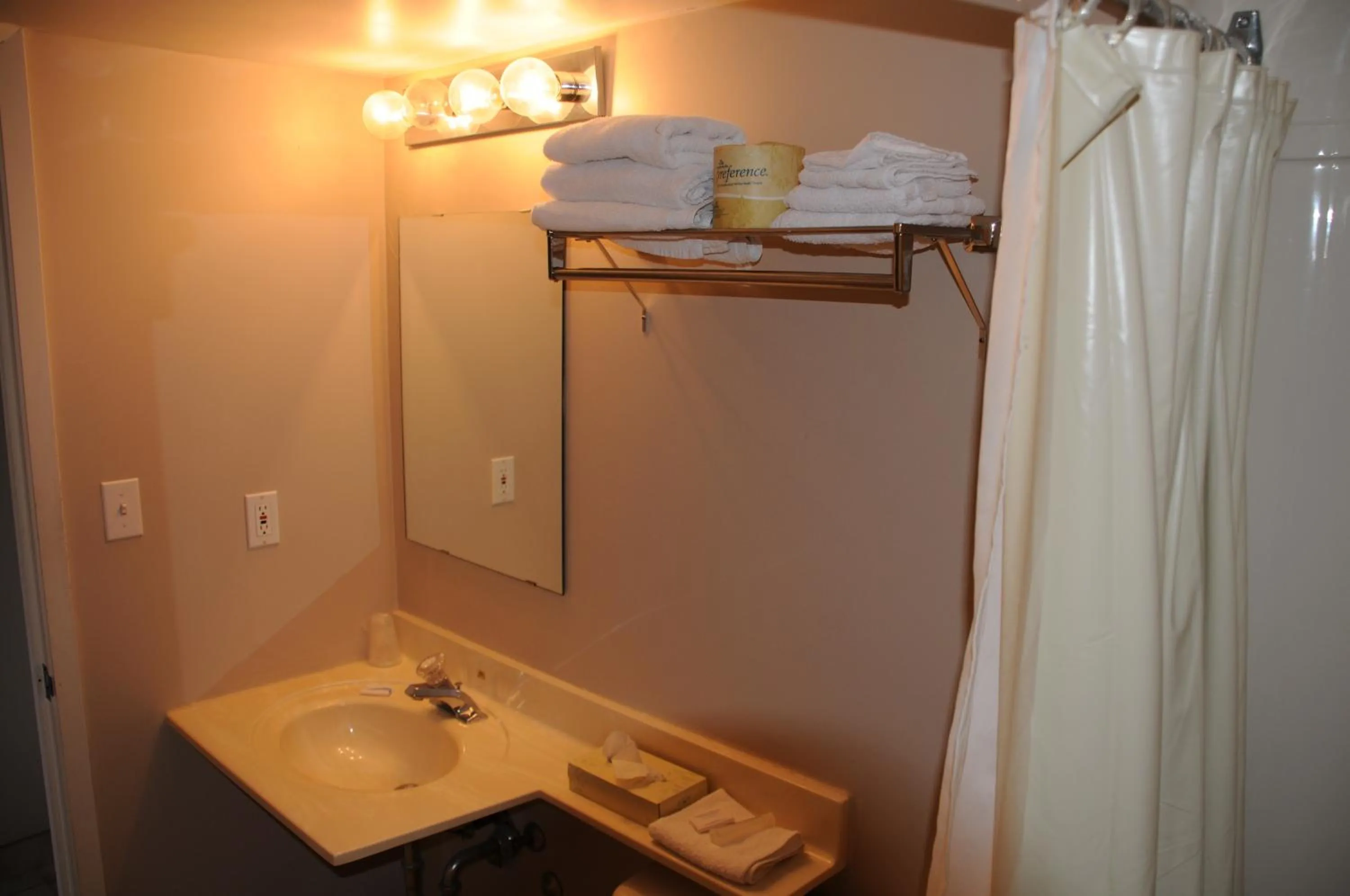 Bathroom in Victoria Motor Inn