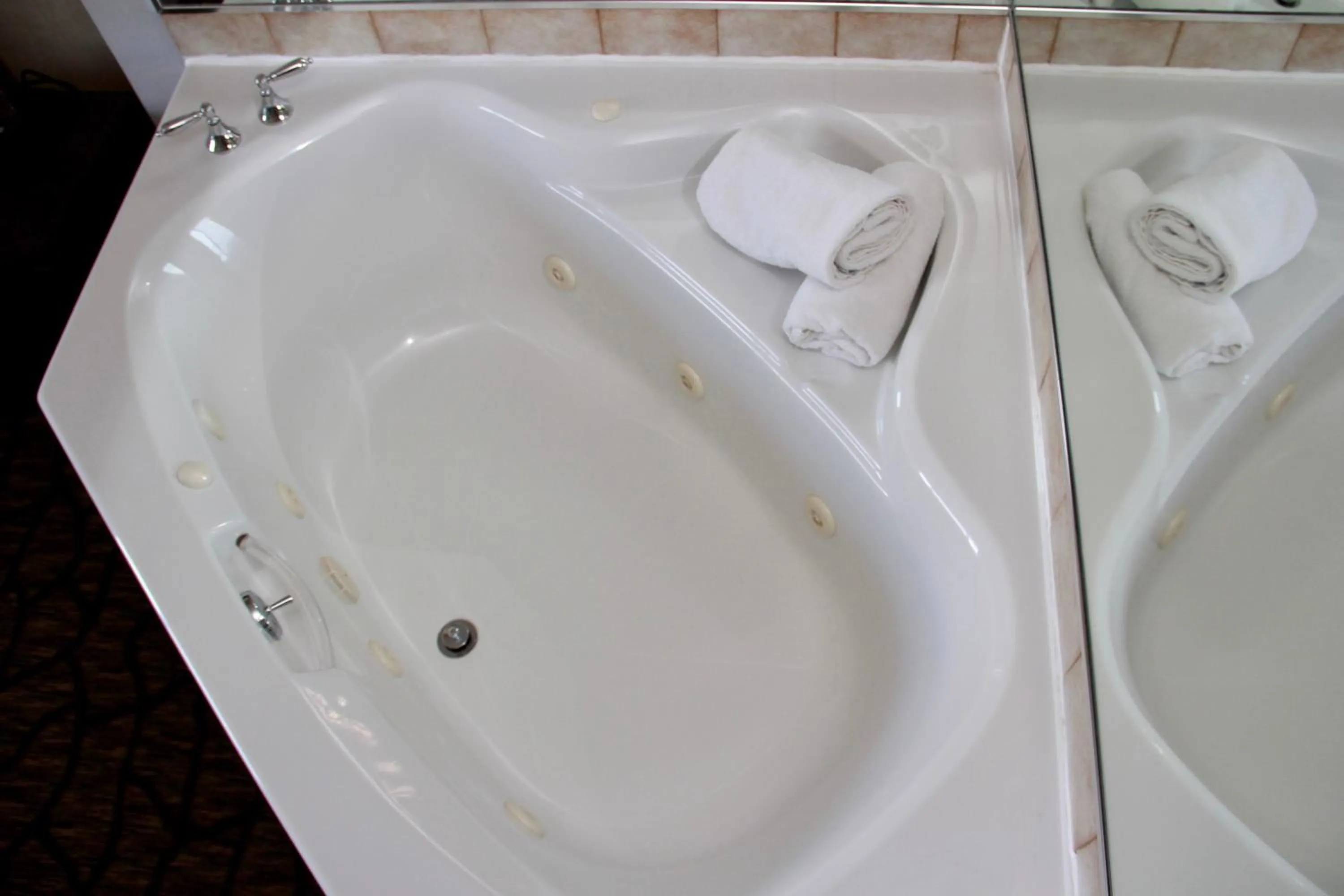 Hot Tub in Victoria Motor Inn