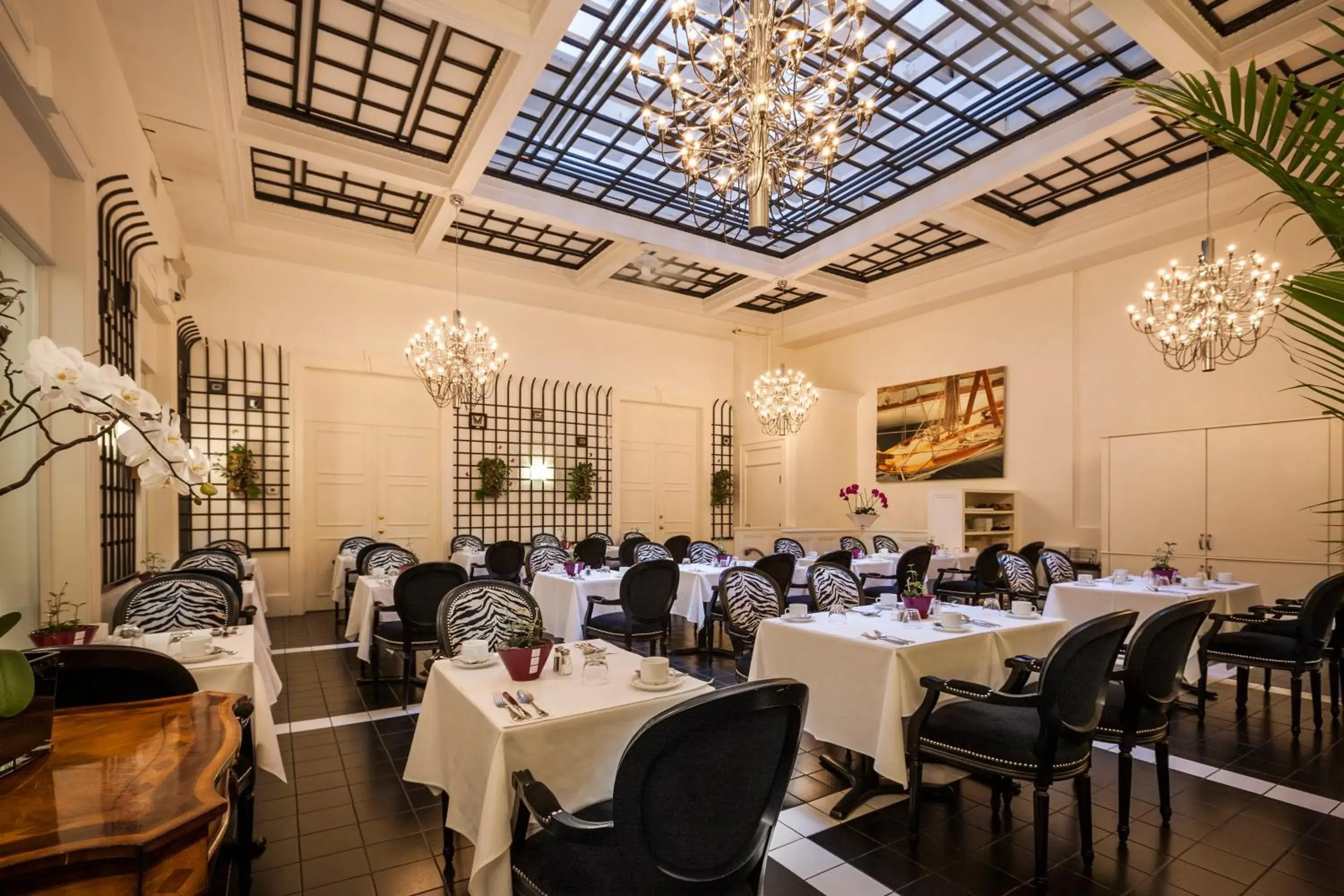 Restaurant/places to eat in LHotel Restaurant/places to eat in LHotel