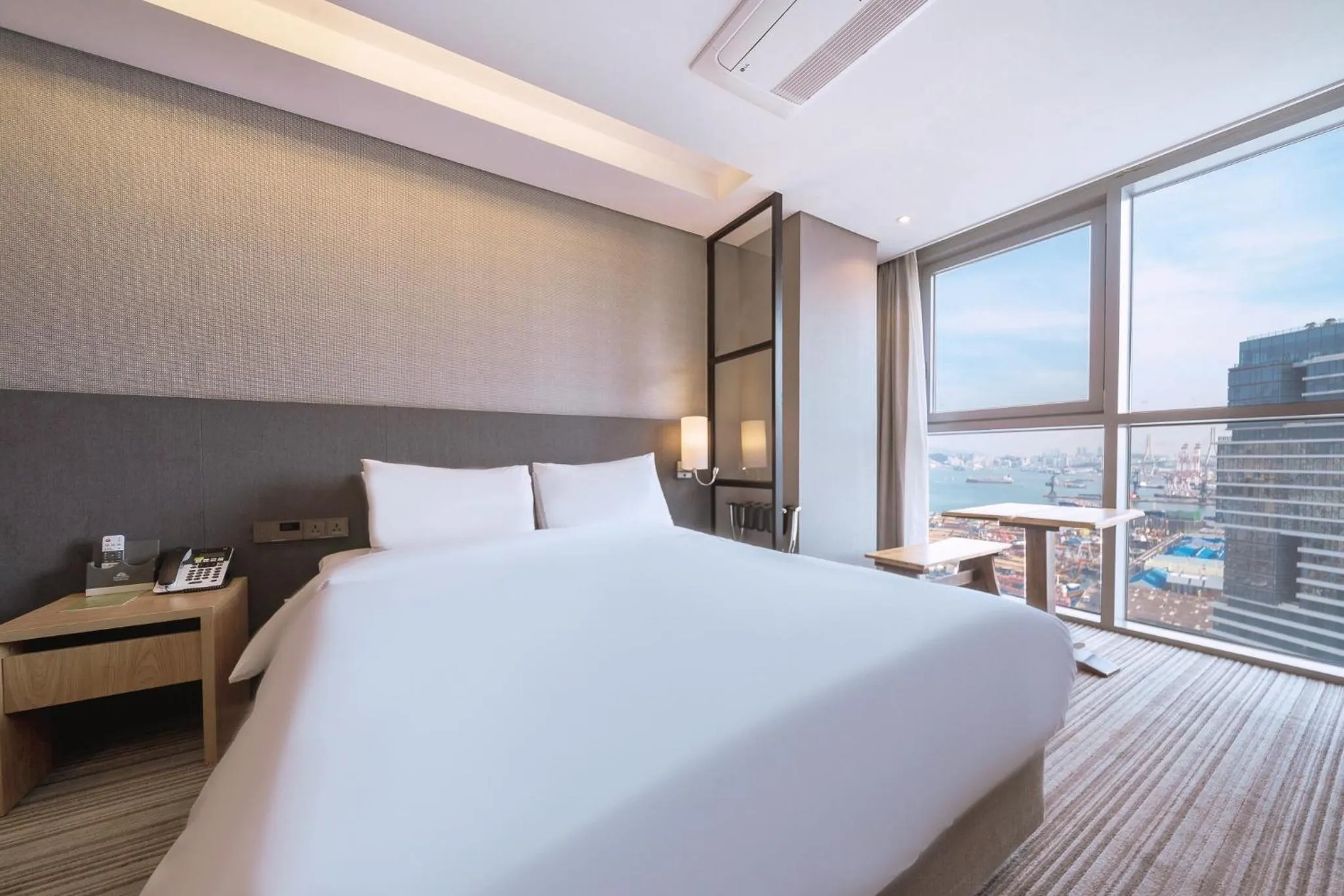 Bed in Northharbor Hotel