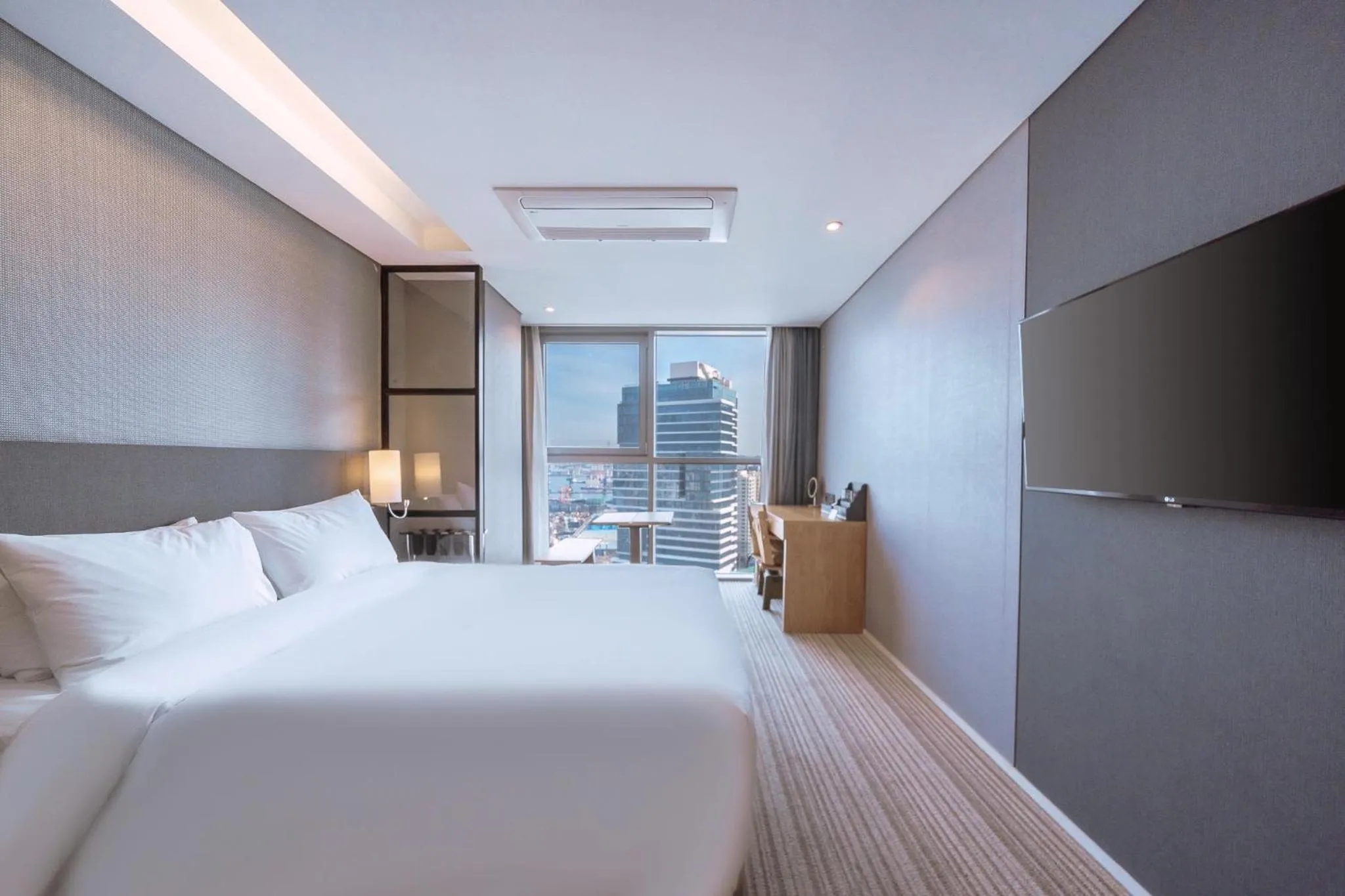 Bed in Northharbor Hotel