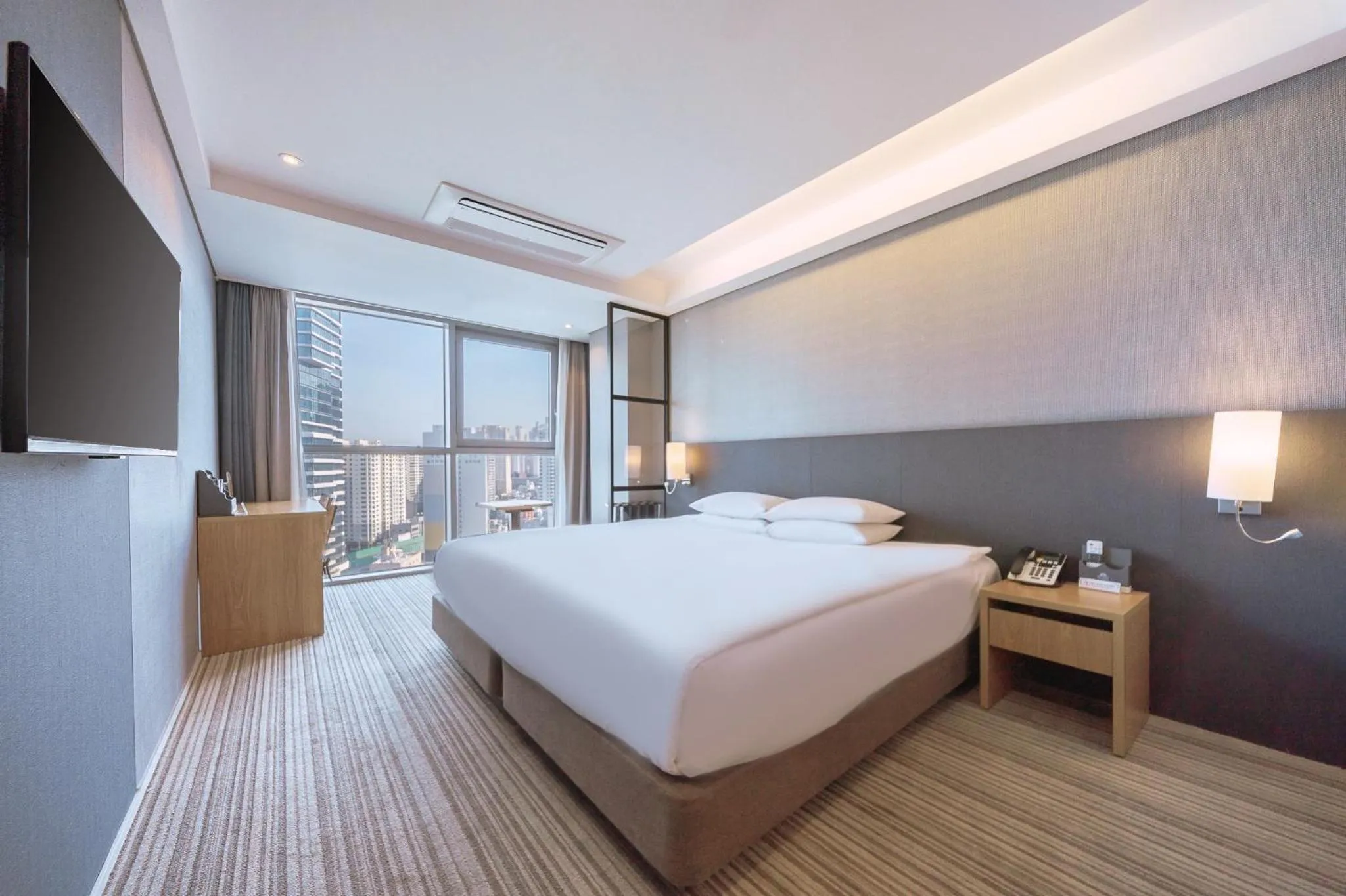 Bed in Northharbor Hotel