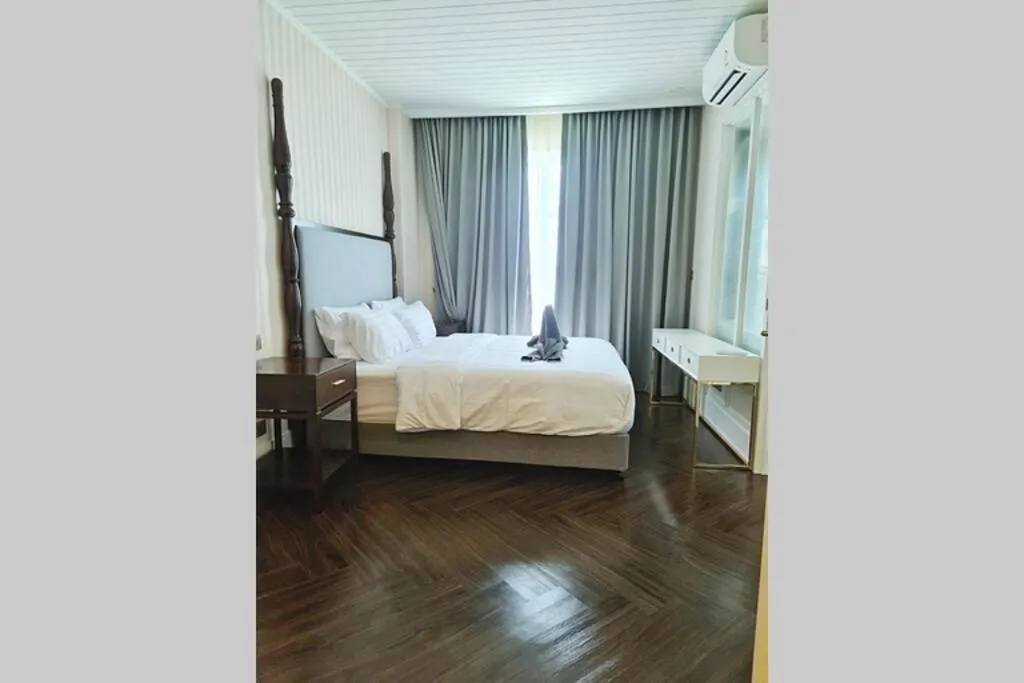Bed in Grand florida Seaview-1BR-Step to jomtien beach