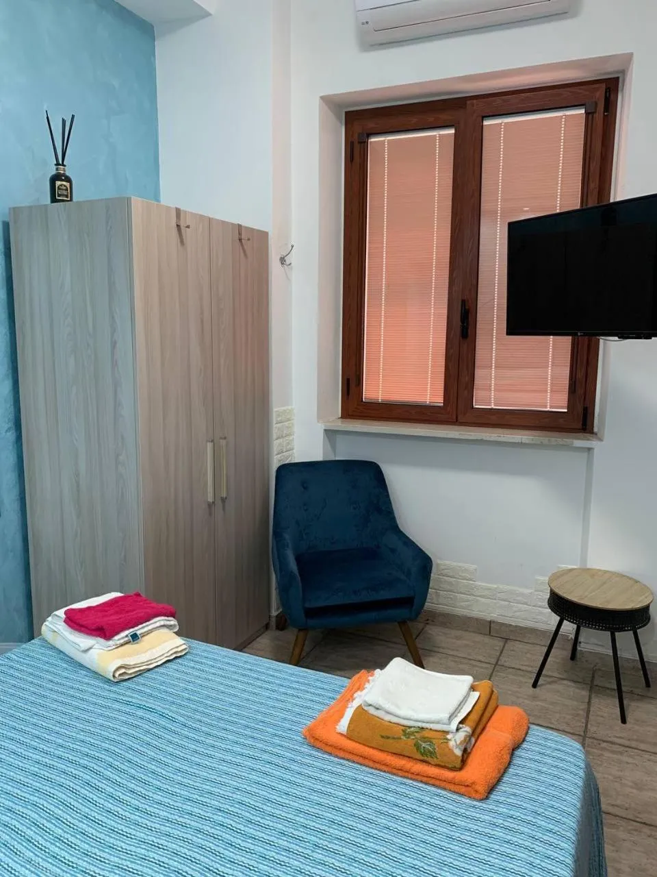 Bed, TV/Entertainment Center in BLUE SEA