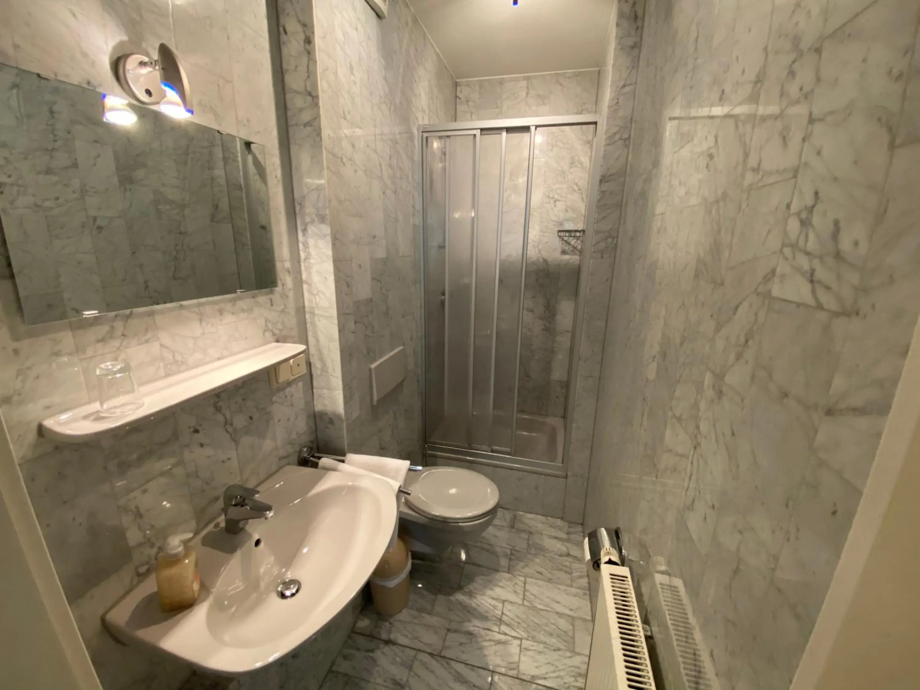 Large Double Room in Passage 84 - Hotel & Café Large Double Room in Passage 84 - Hotel & Café