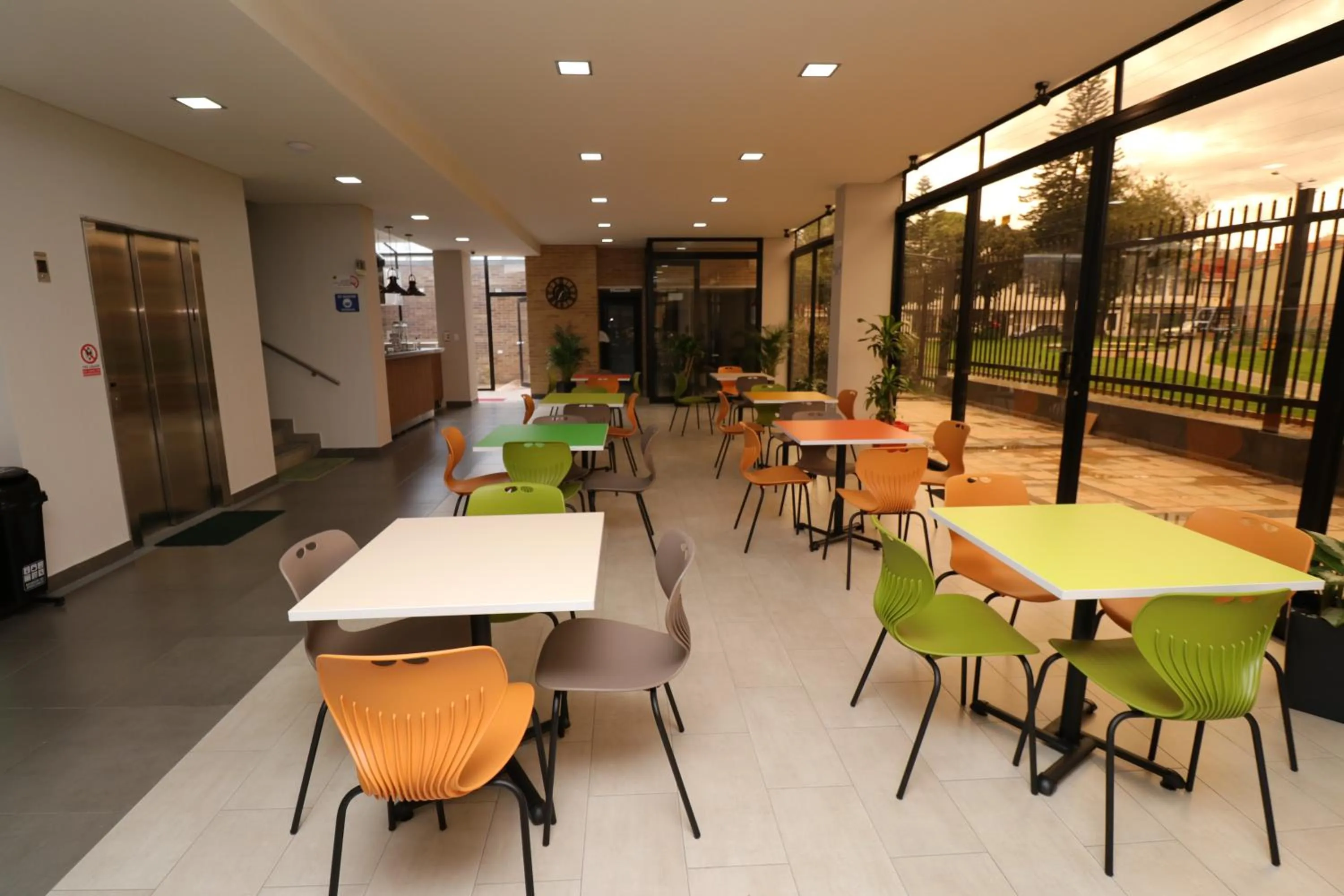 Restaurant/places to eat in Normandía Tower