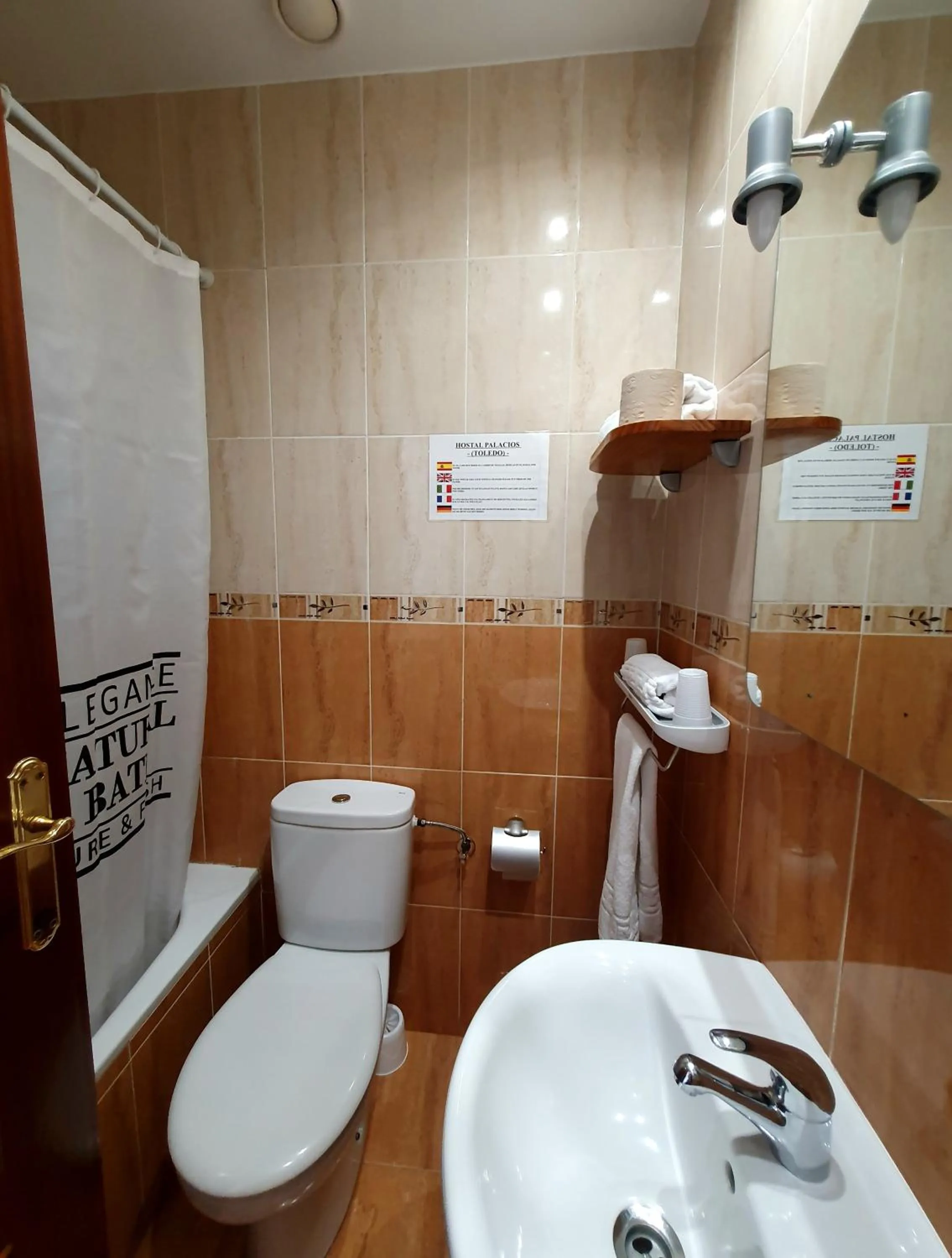 Bathroom in ToledoRooms Palacios