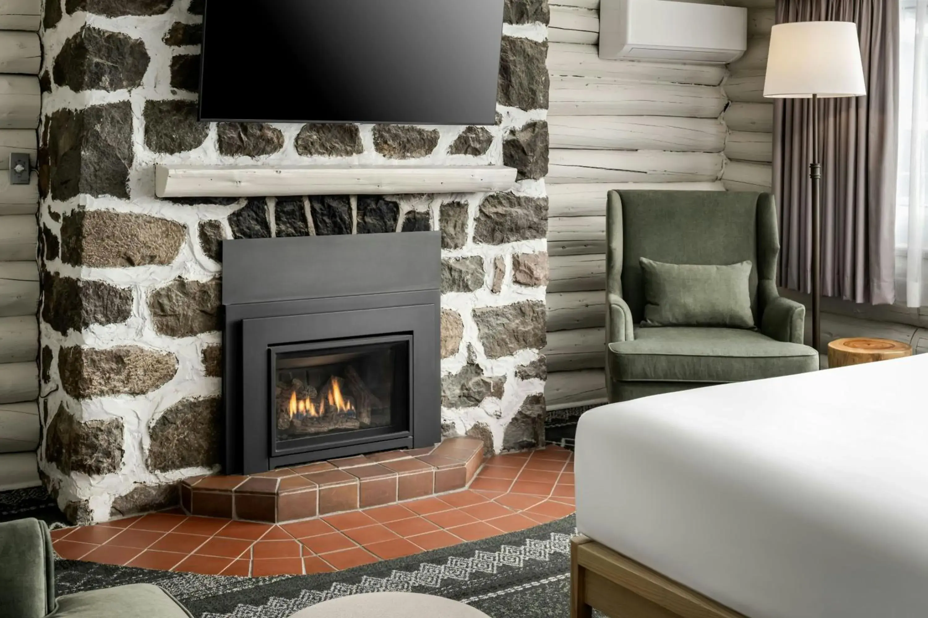 Lounge or bar in Mont Gabriel, Sainte-Adèle, a Tribute Portfolio Resort Lounge or bar in Mont Gabriel, Sainte-Adèle, a Tribute Portfolio Resort