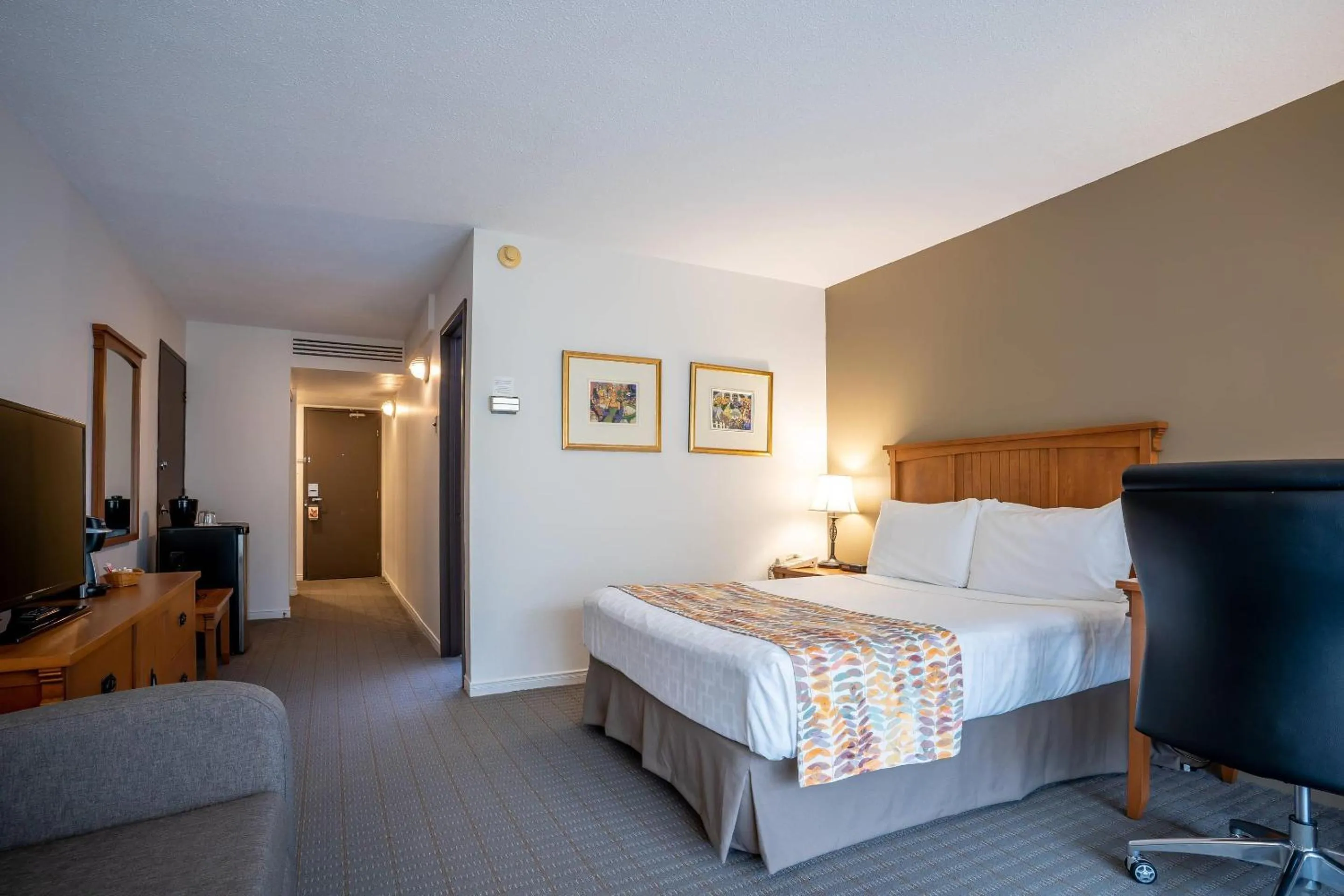 Bedroom, Bed in Hotel Cheribourg, an Ascend Collection Hotel