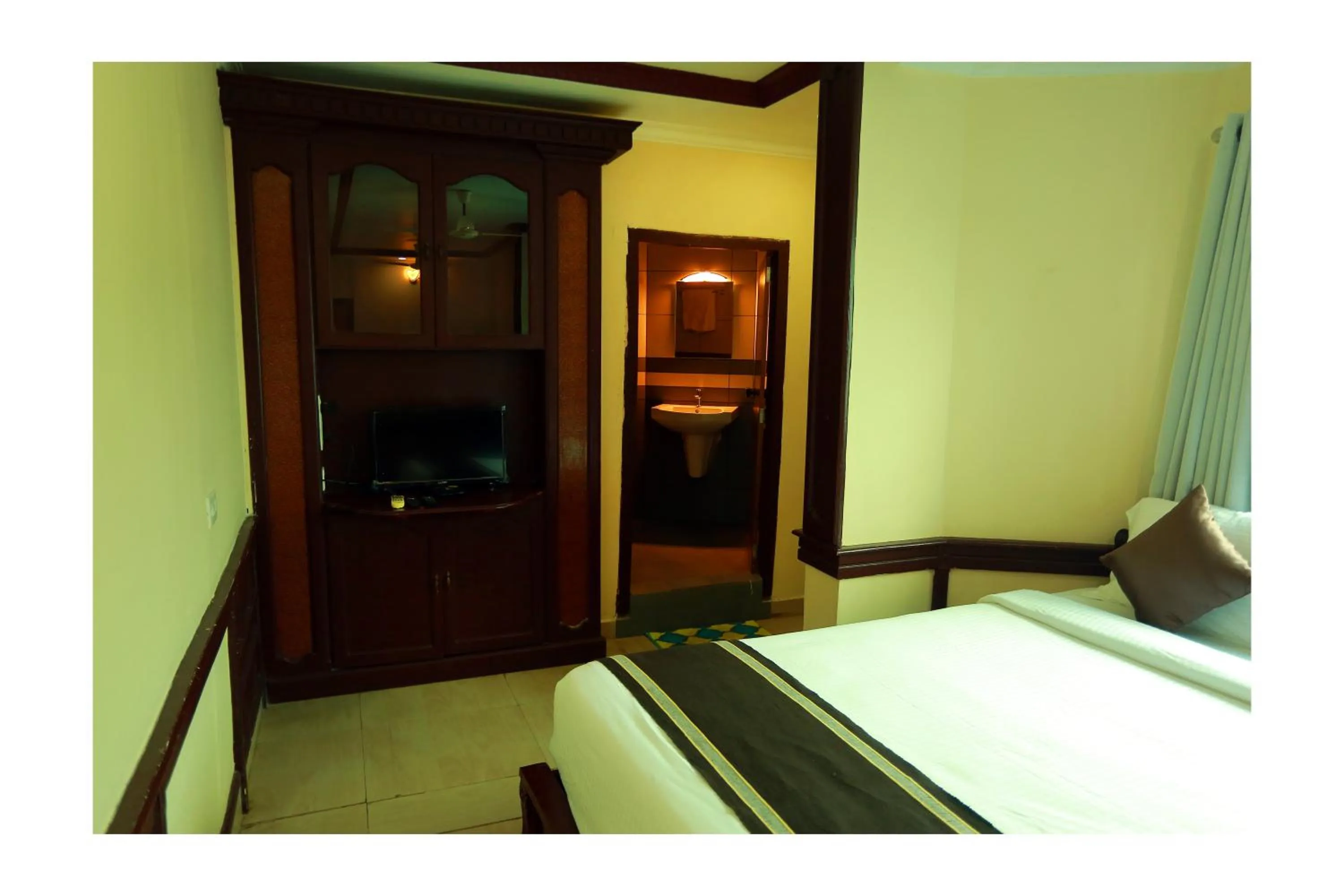 Communal lounge/ TV room in CORRIDOR CALICUT Airport Hotel