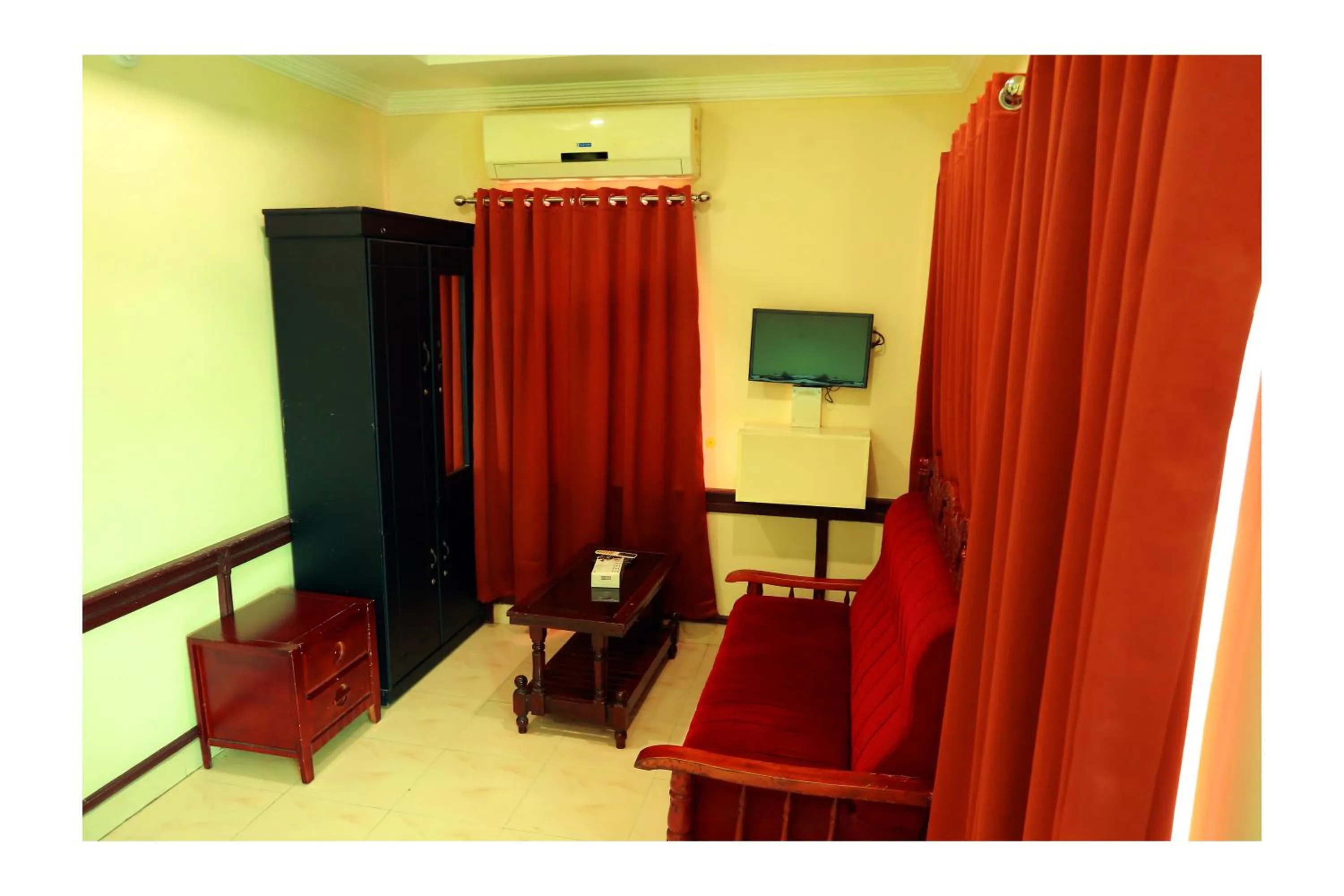 Communal lounge/ TV room in CORRIDOR CALICUT Airport Hotel