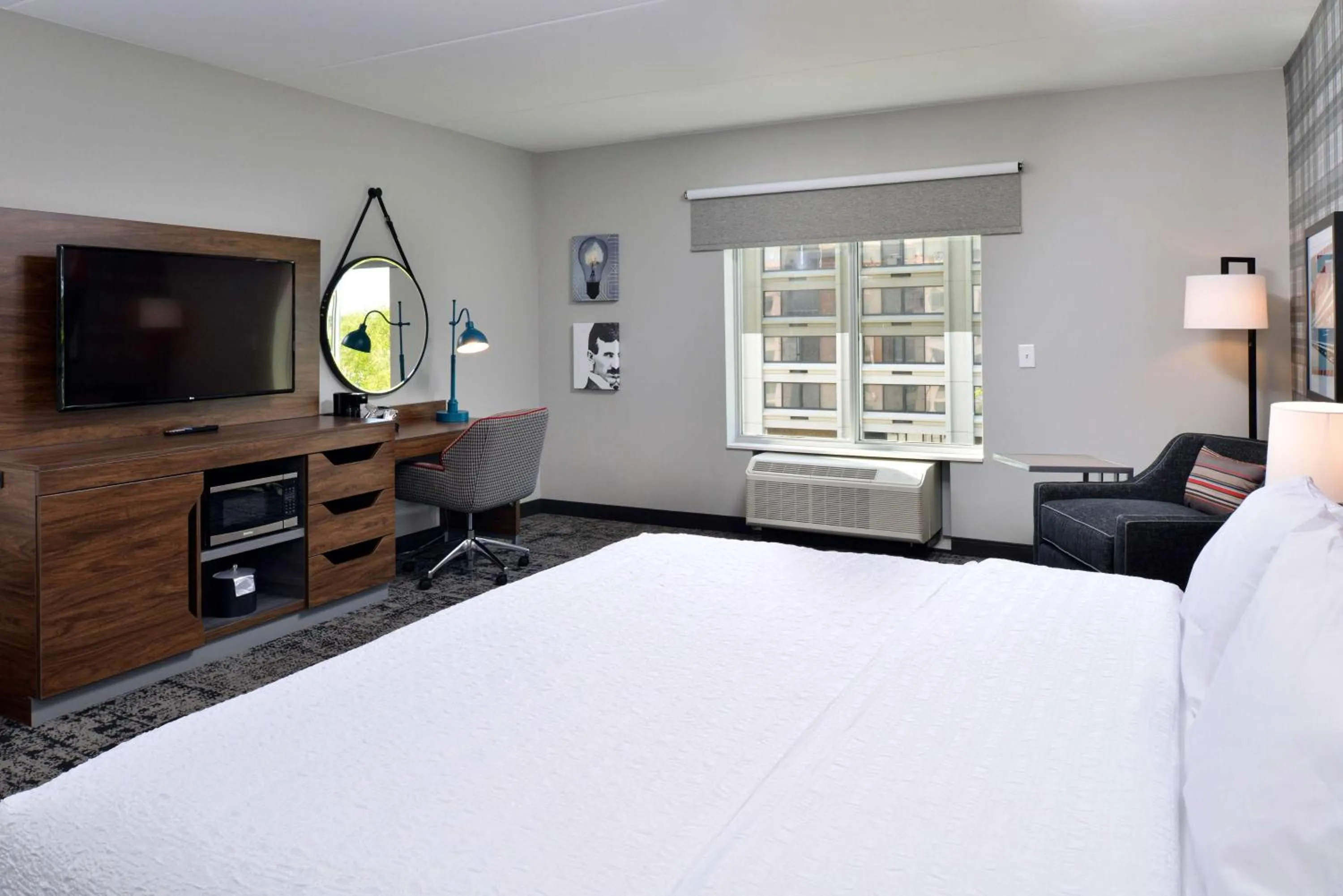 Bedroom, Bed in Hampton Inn & Suites Greensboro Downtown, Nc