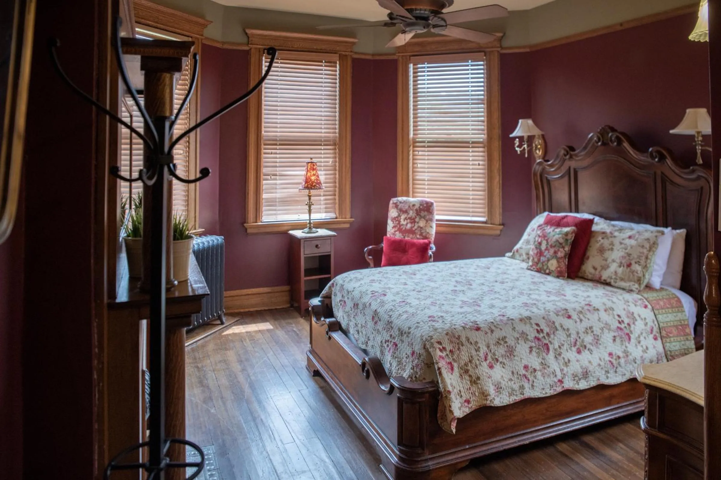 Bed in Elk River Hotel & Cafe