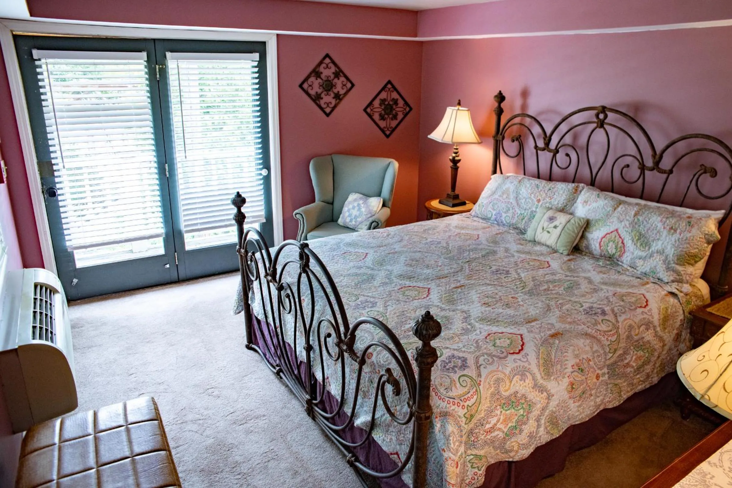 Bed in Elk River Hotel & Cafe