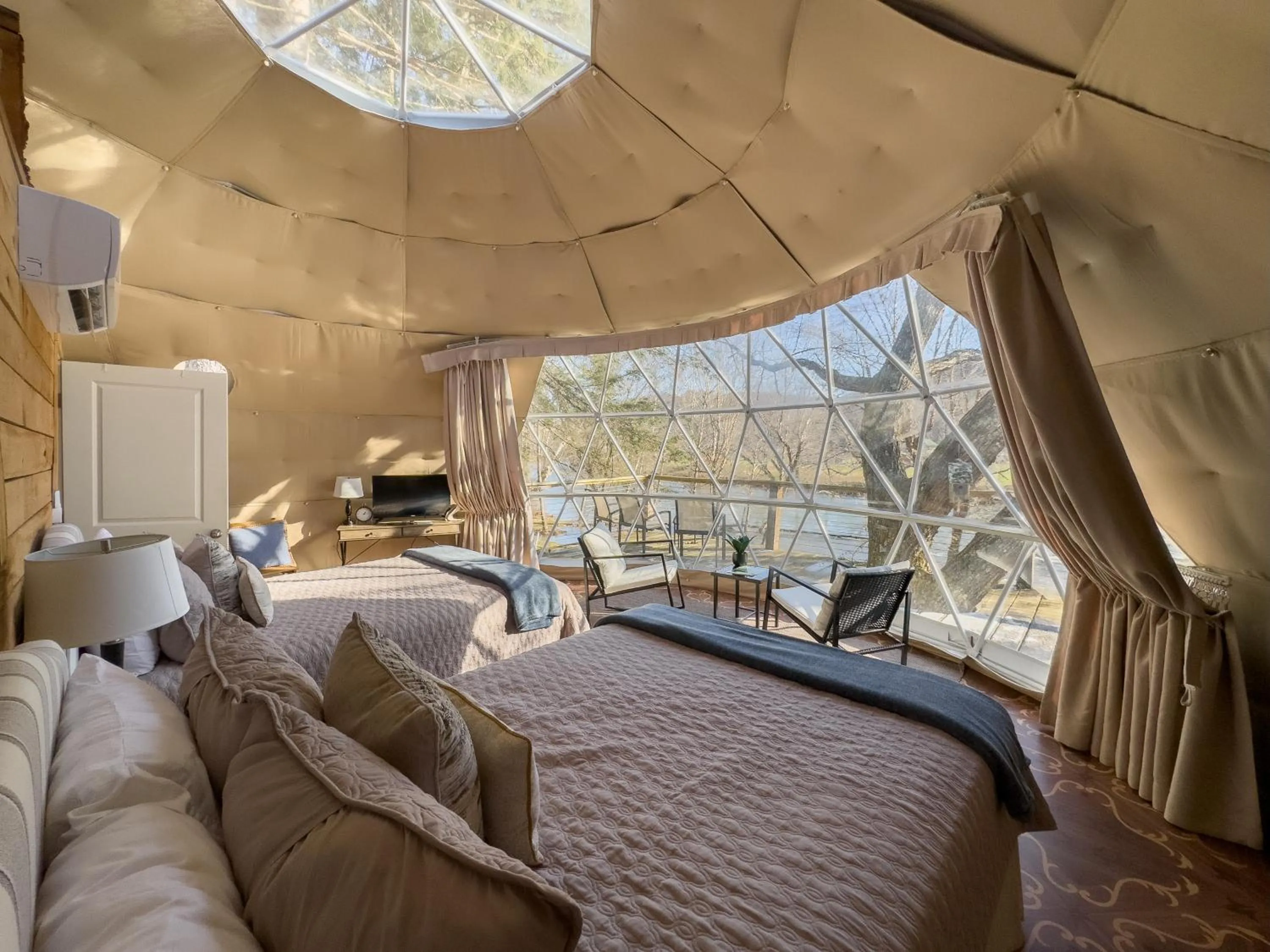 Bed in Elk River Hotel & Cafe