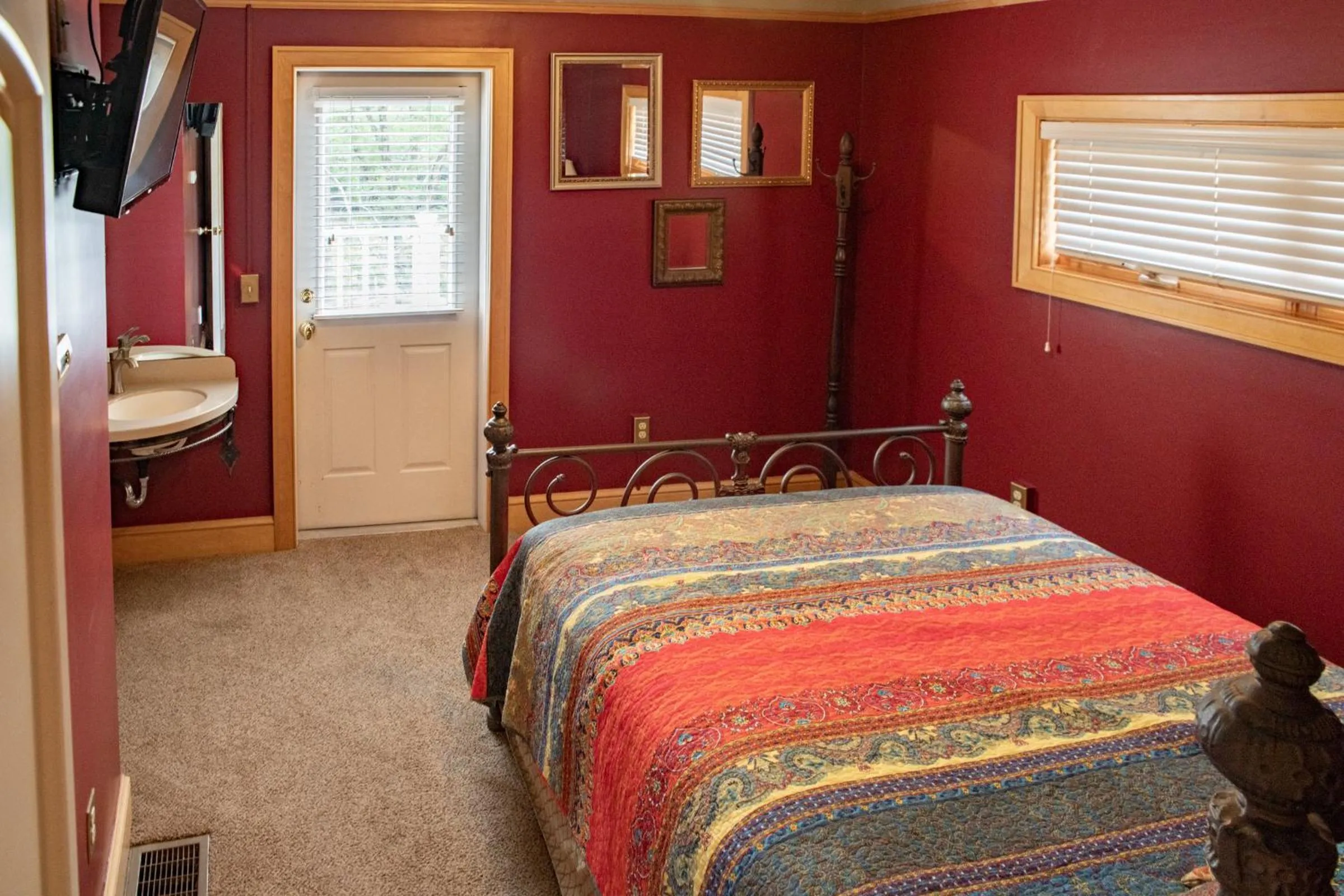 Bed in Elk River Hotel & Cafe