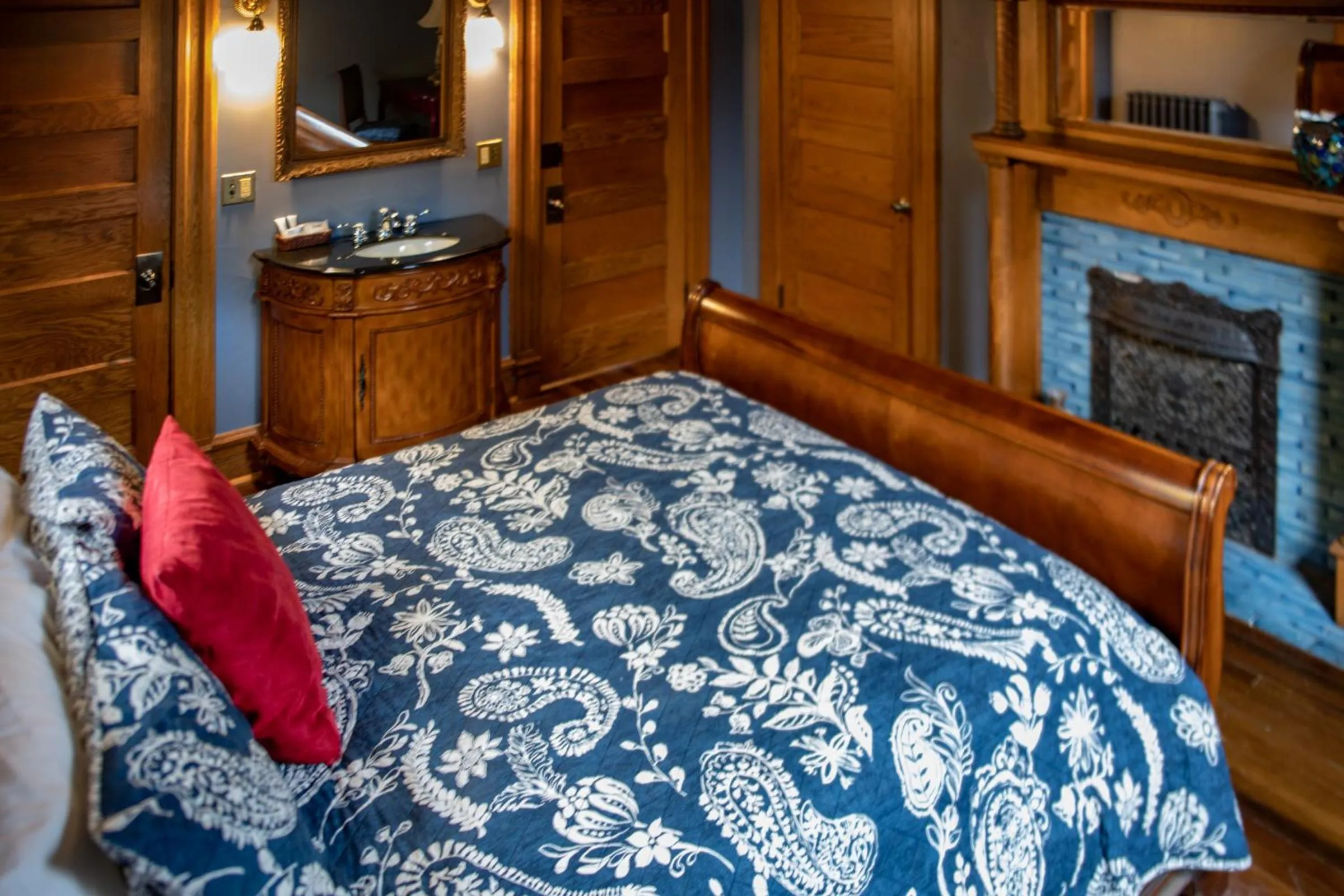 Bed in Elk River Hotel & Cafe