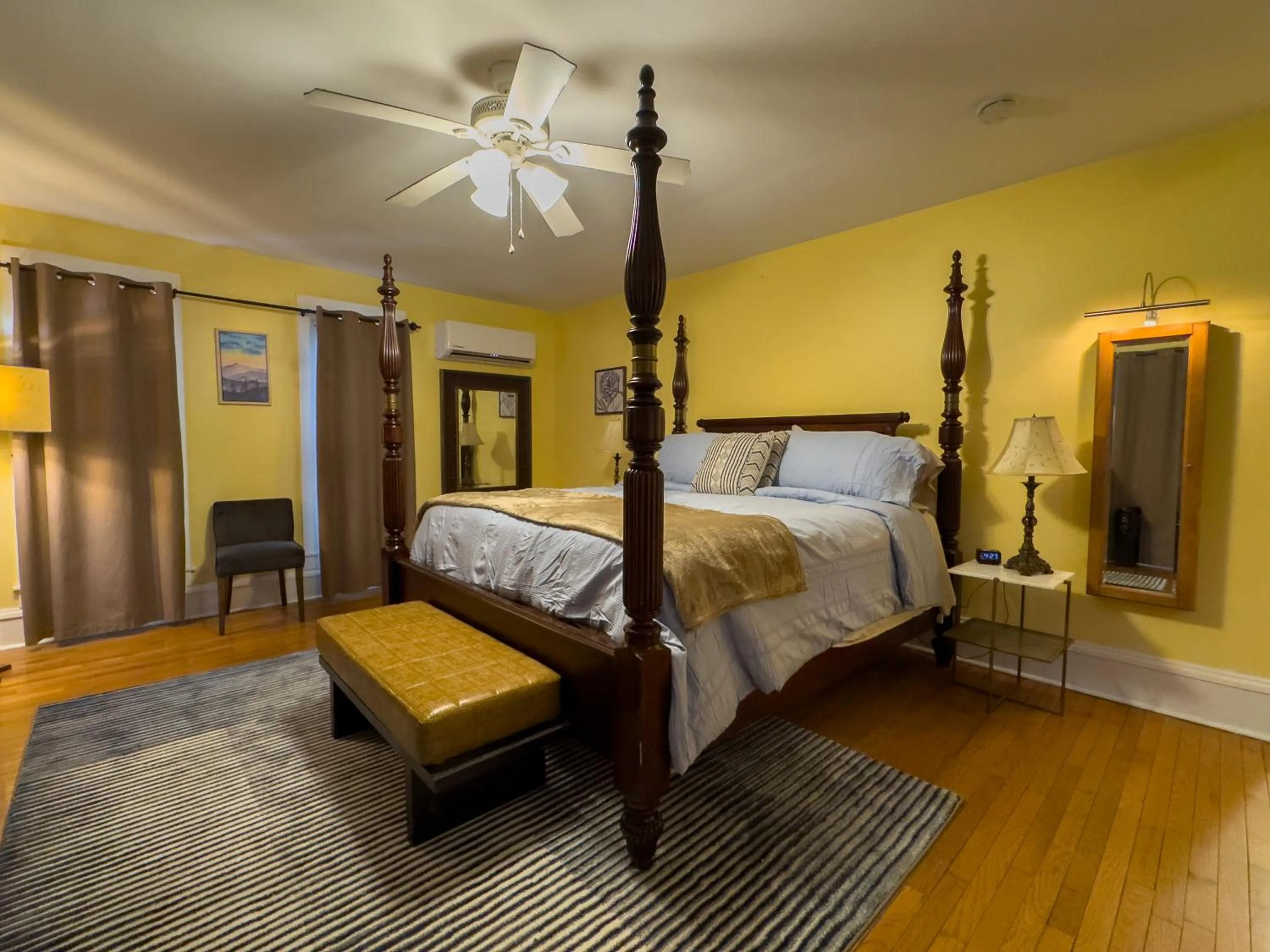 Bed in Elk River Hotel & Cafe