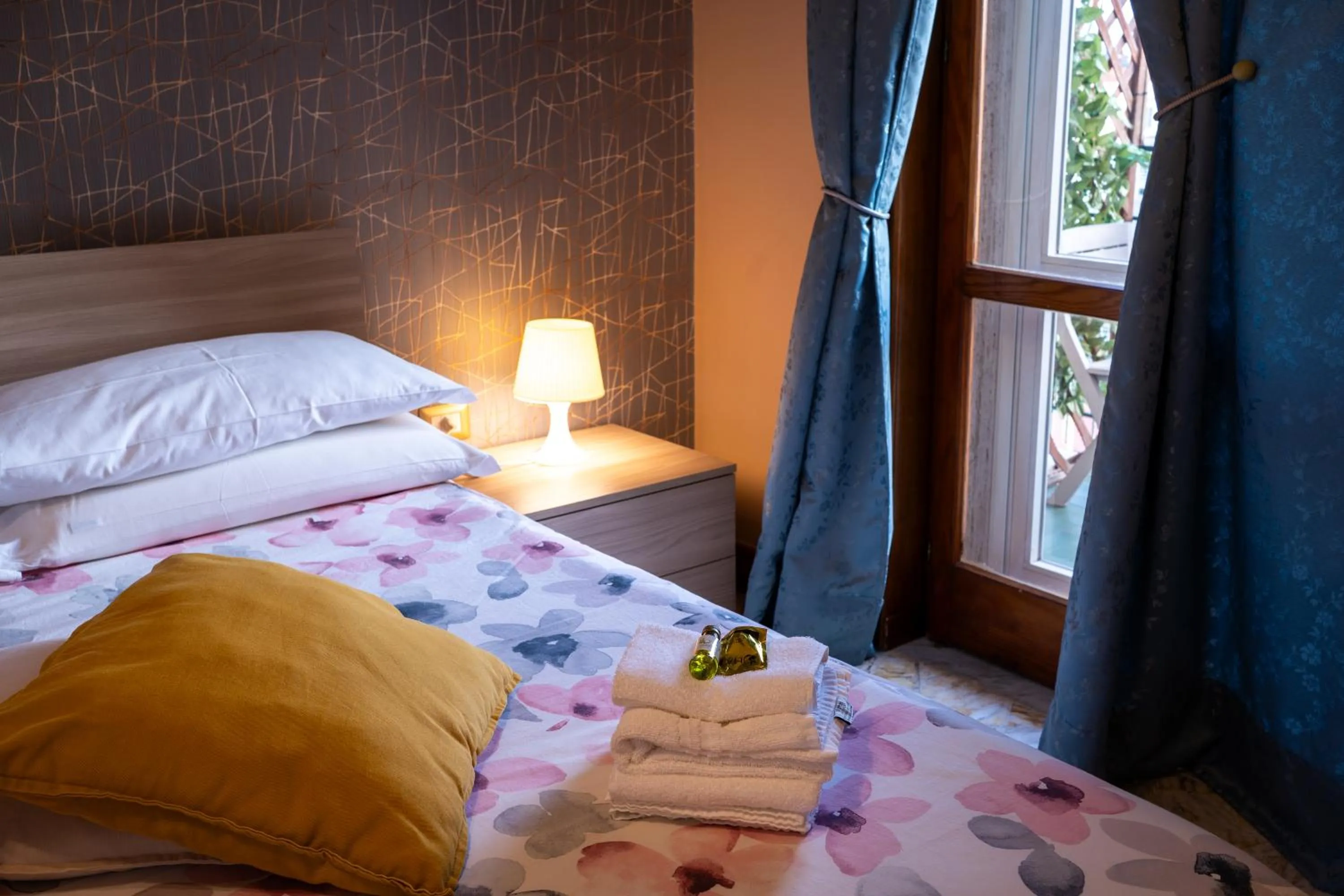 Bed in AJ Suite and Breakfast