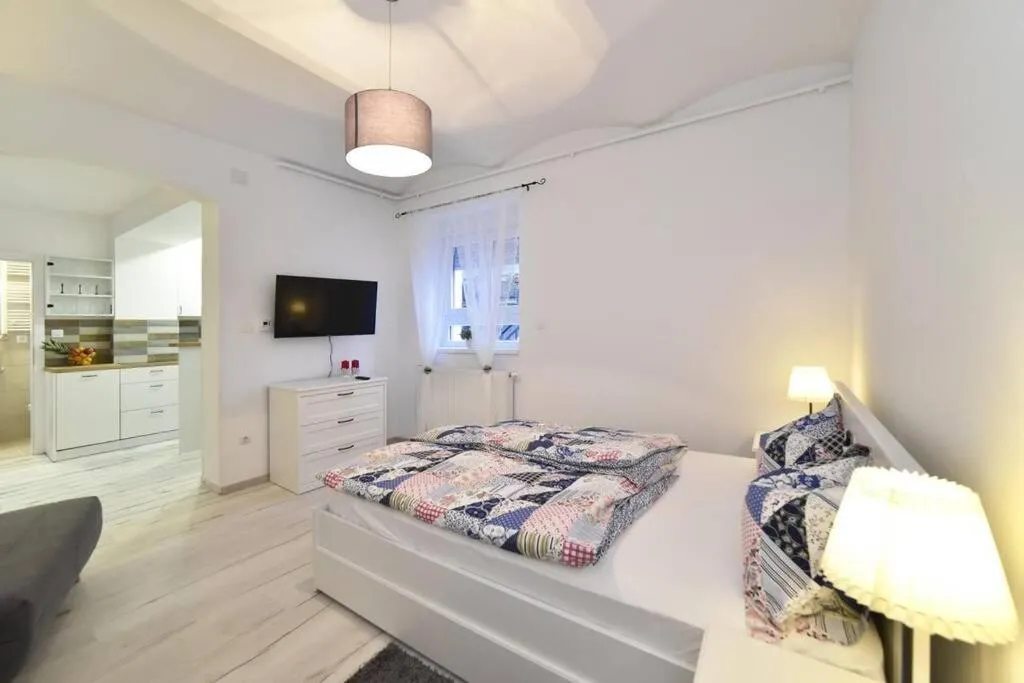Bedroom, Bed in Petit Main Square