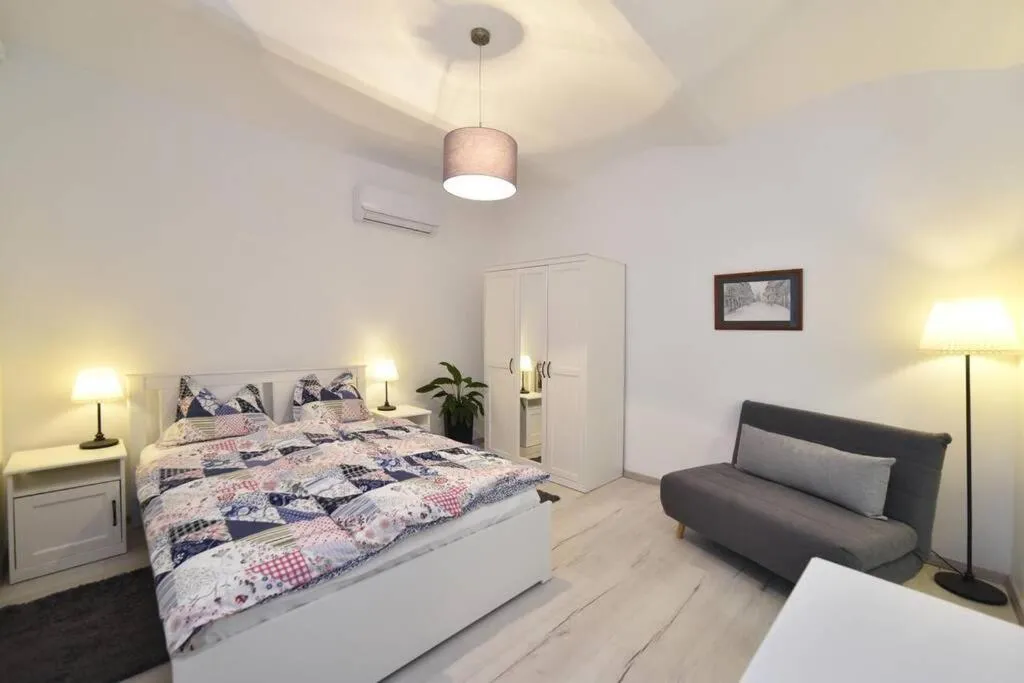 Bedroom, Bed in Petit Main Square