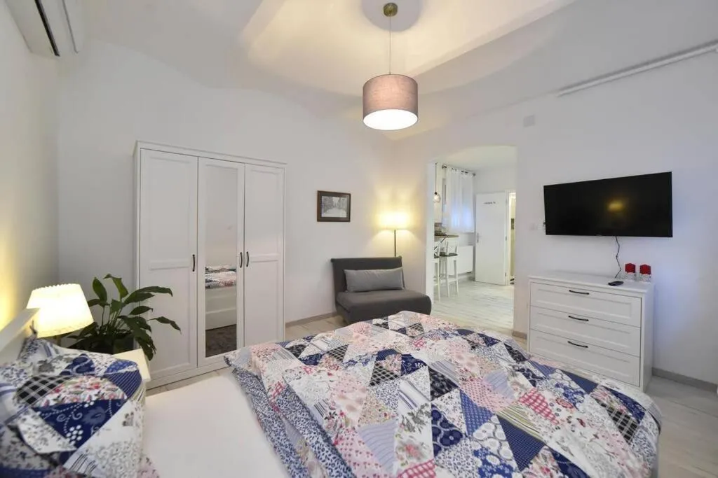 Bedroom, Bed in Petit Main Square