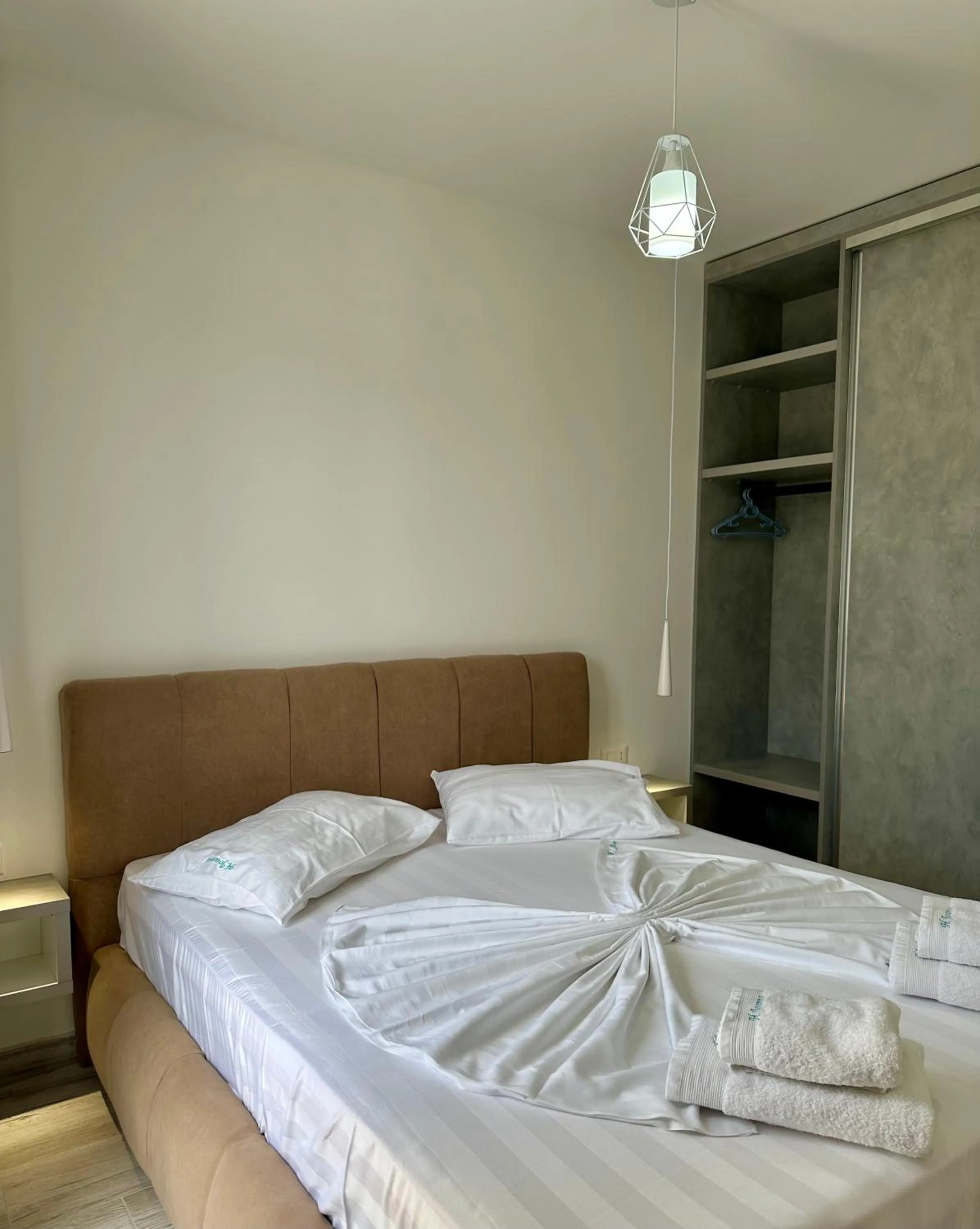 Bedroom, Bed in Joanna Suites