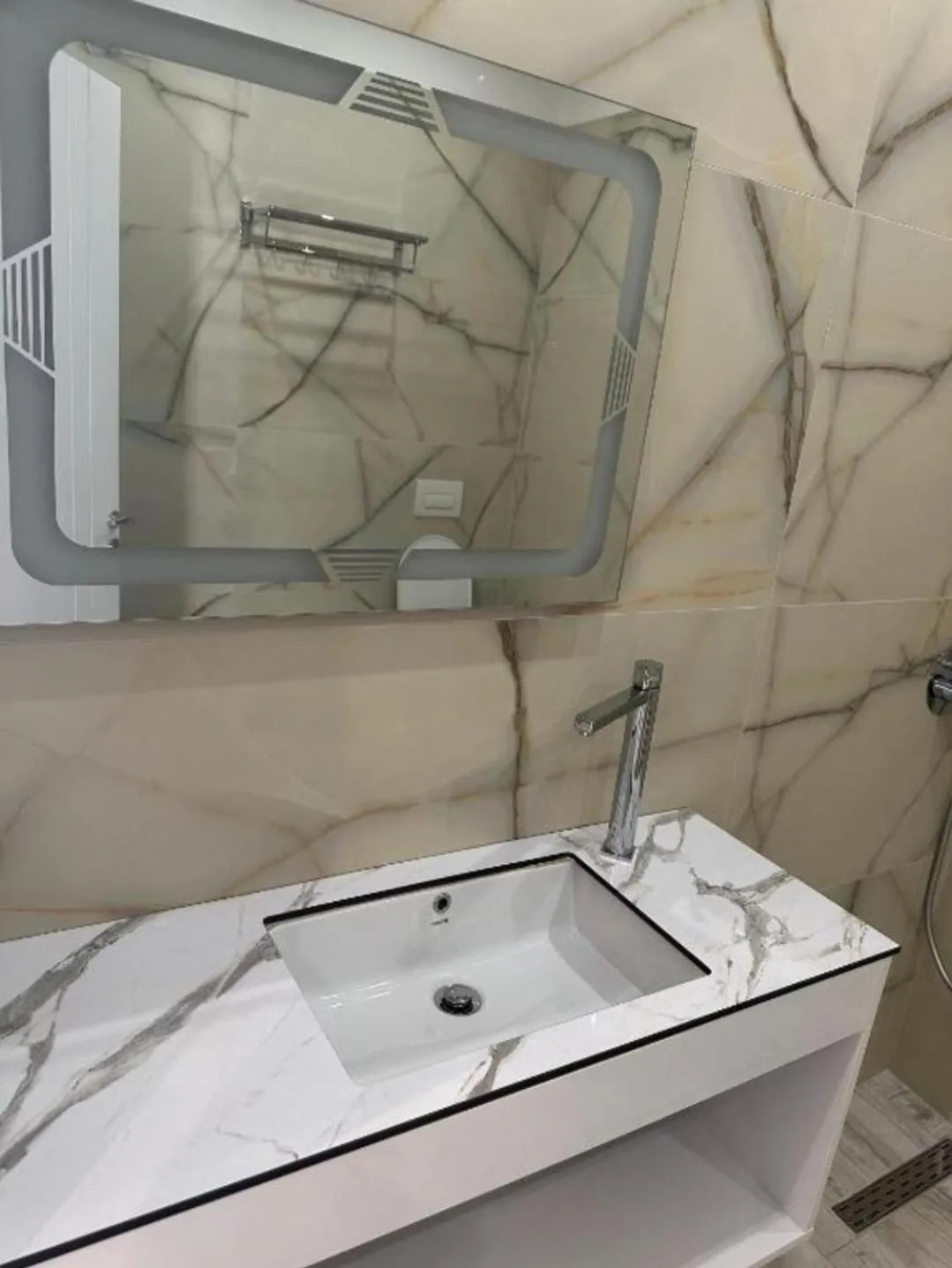 Shower in Joanna Suites