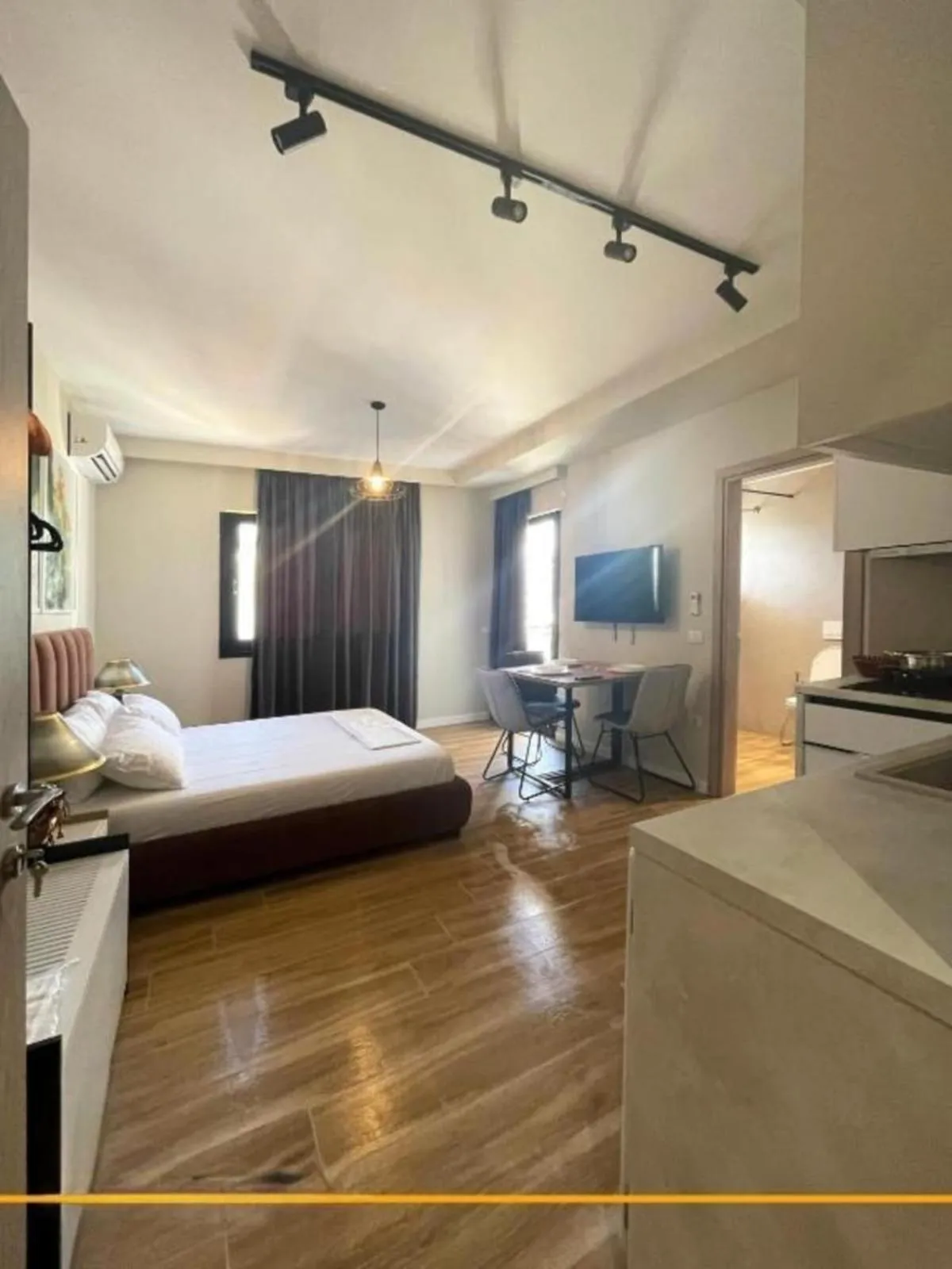 Bedroom, Bed in Joanna Suites