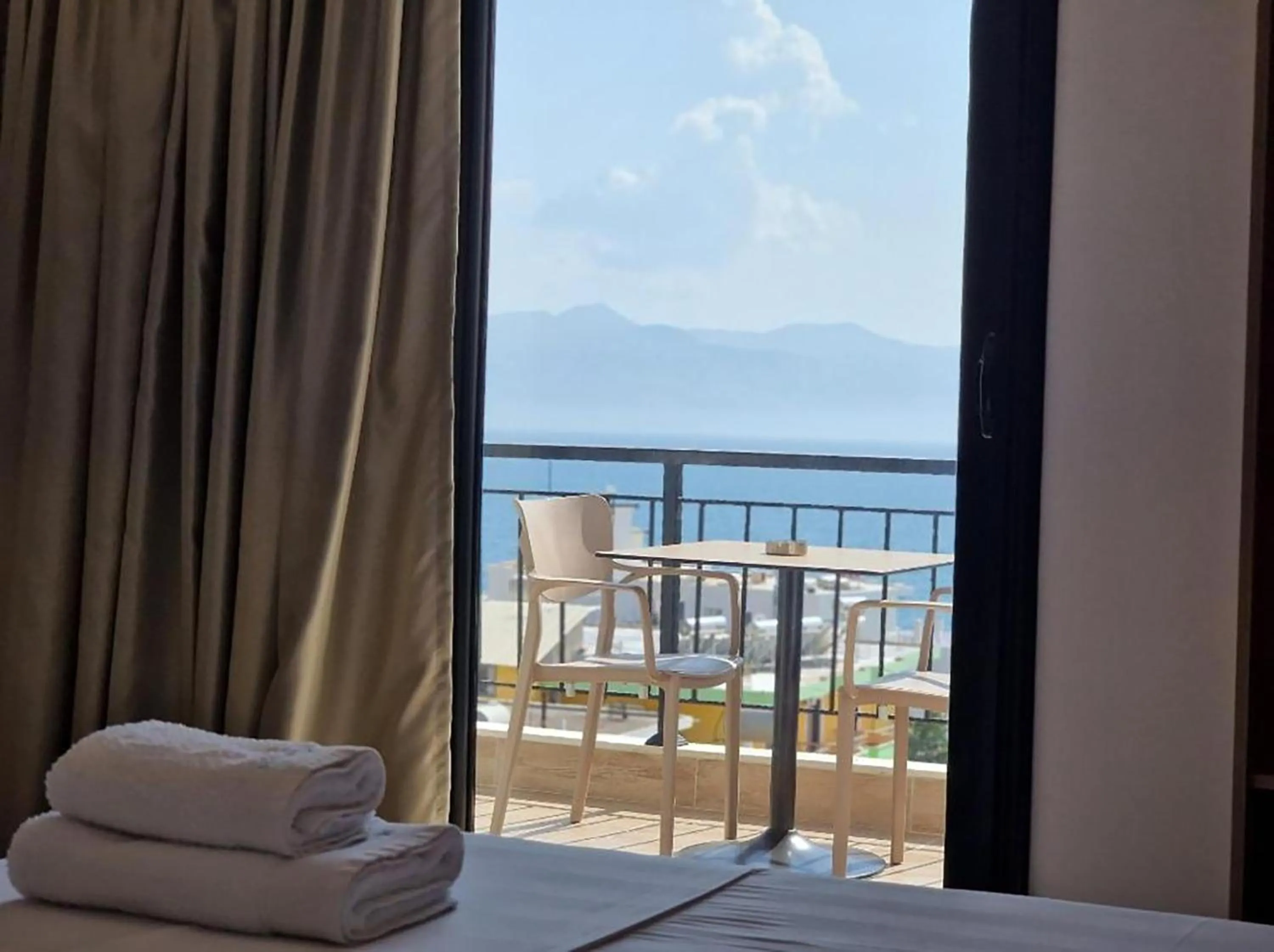 Day, Bed in Joanna Suites