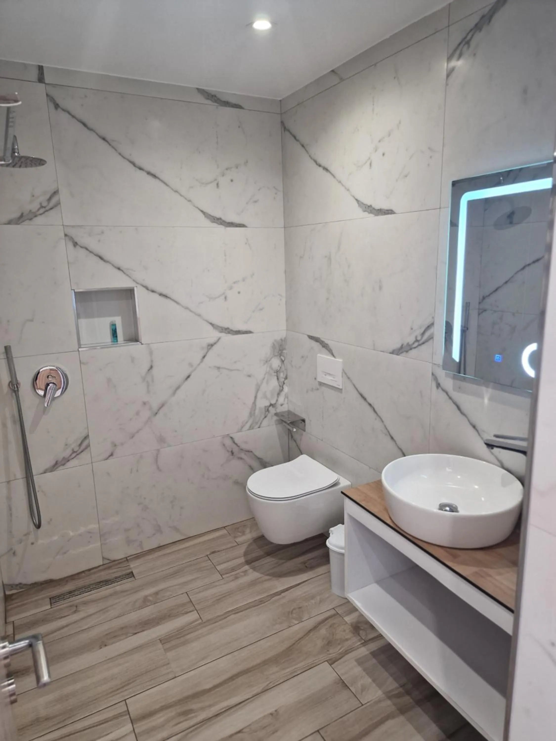 Shower in Joanna Suites