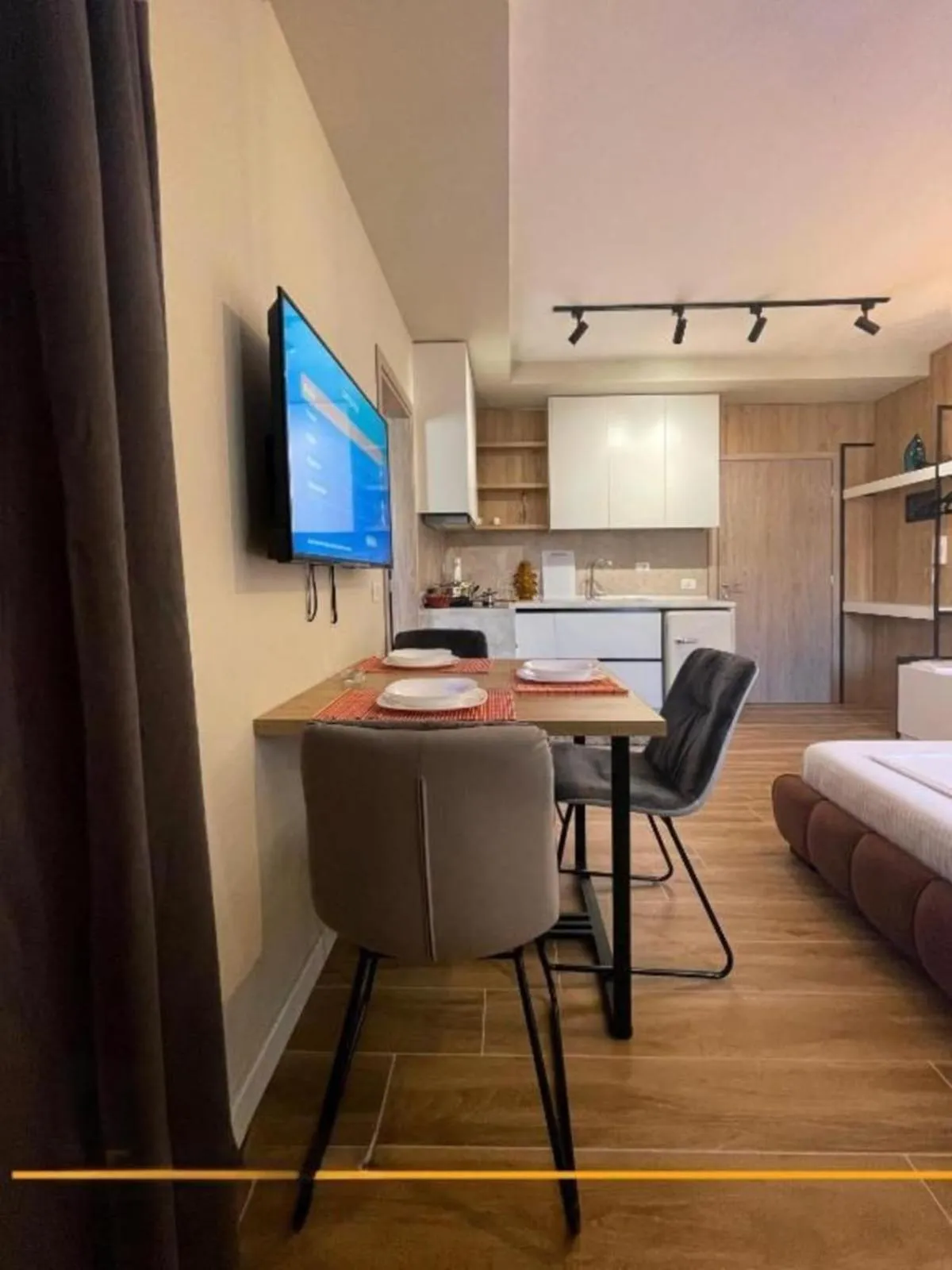 Dining area, Bed in Joanna Suites