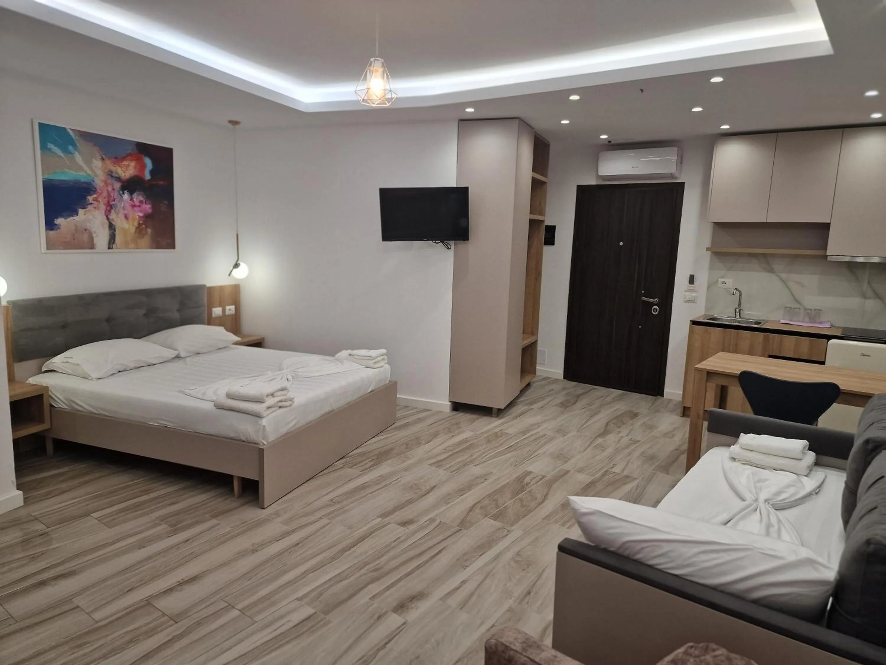 Kitchen or kitchenette, Bed in Joanna Suites