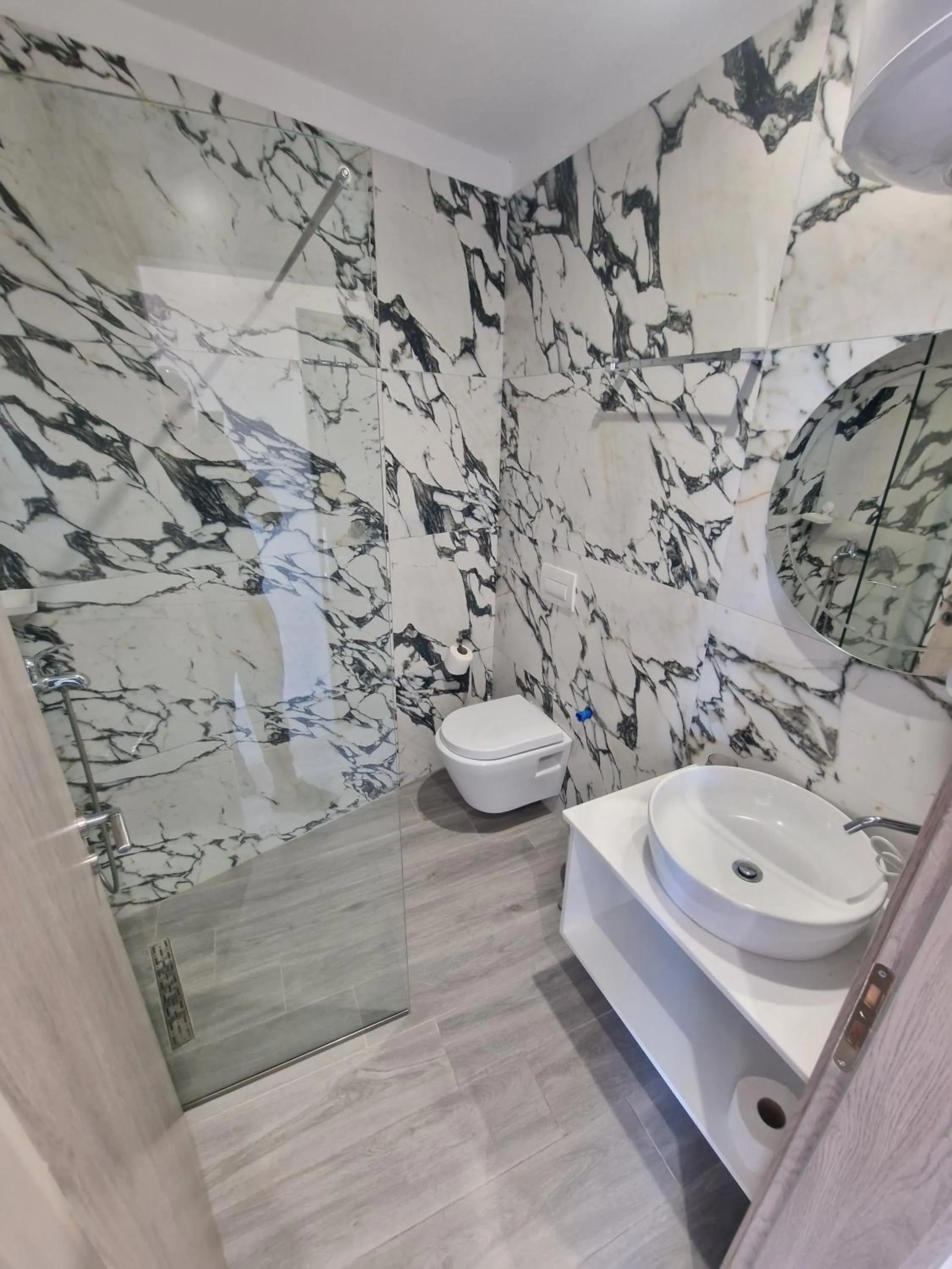 Shower in Joanna Suites