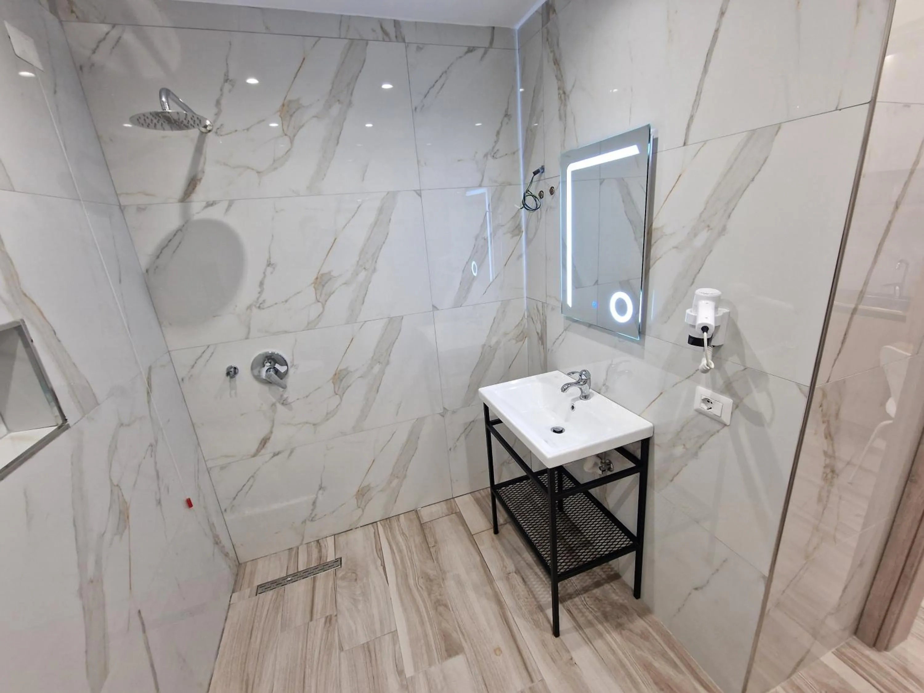 Shower in Joanna Suites