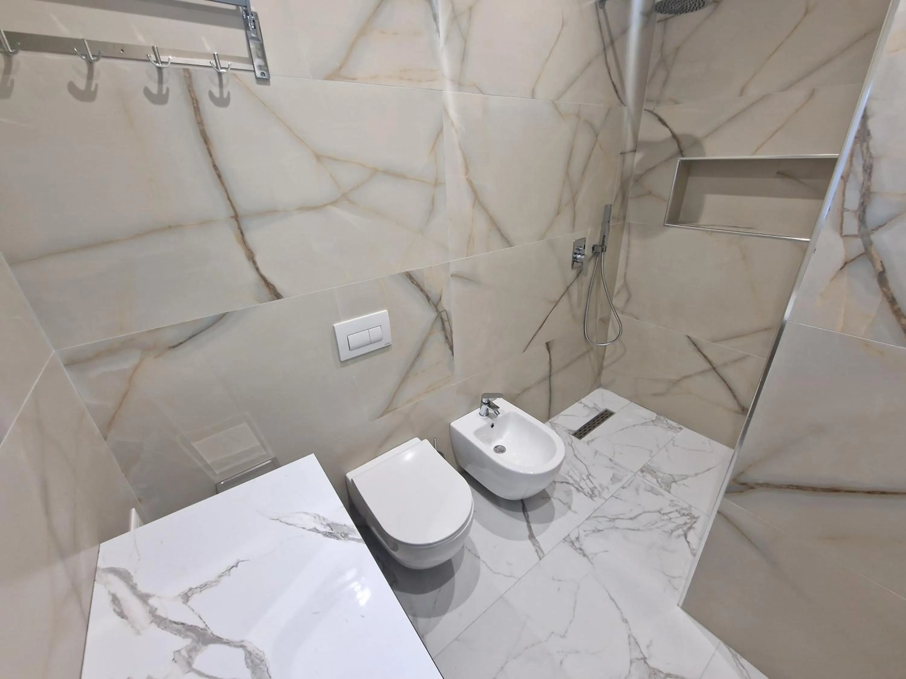 Shower in Joanna Suites