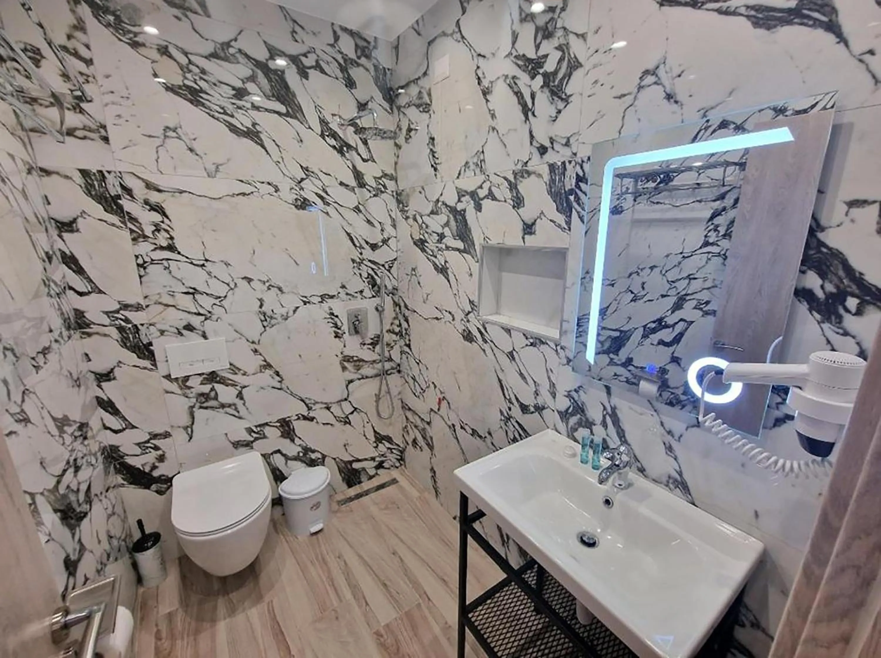 Shower in Joanna Suites