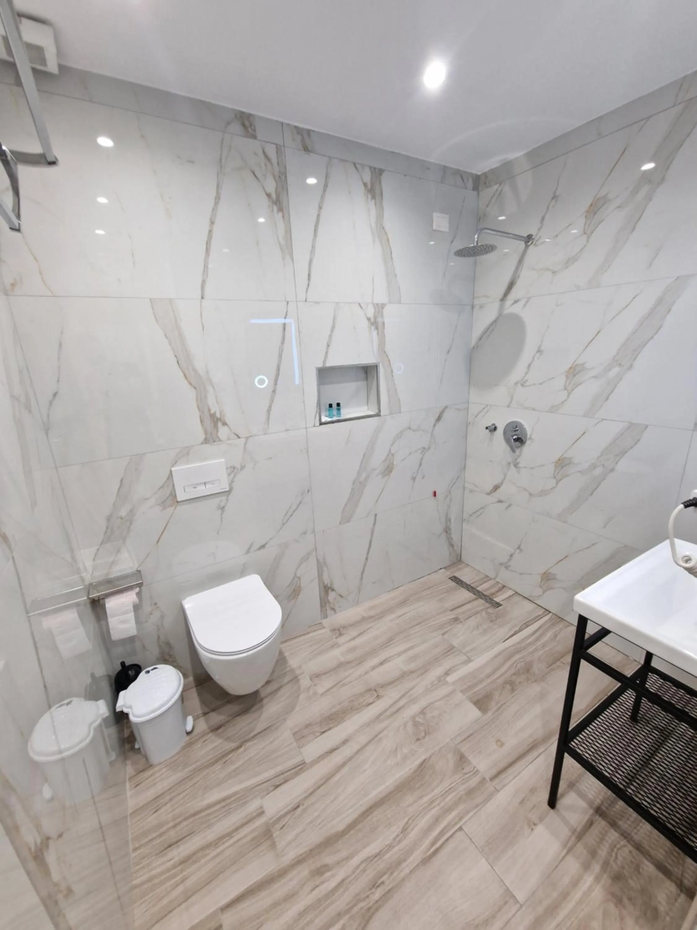 Shower in Joanna Suites