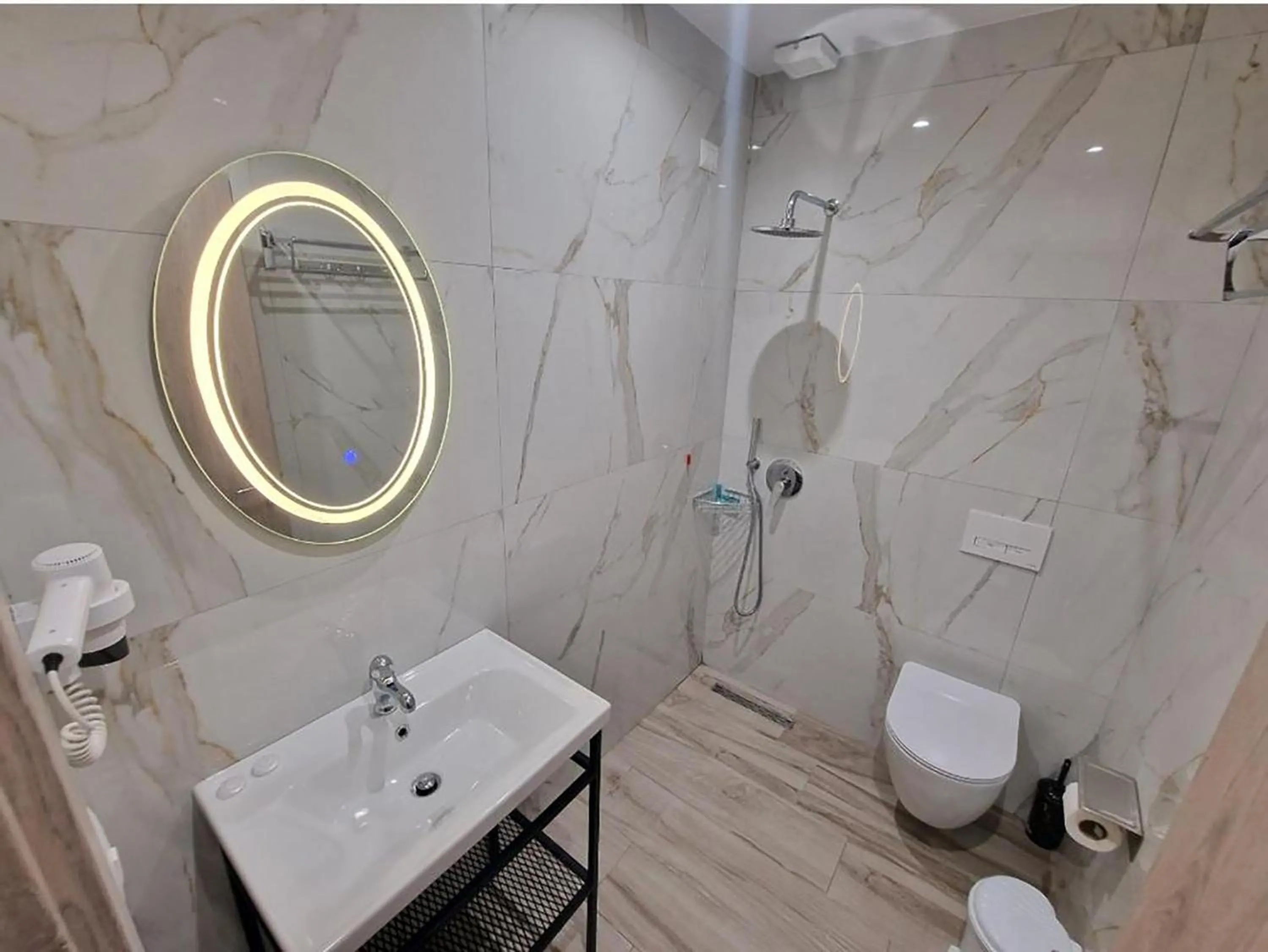 Shower in Joanna Suites