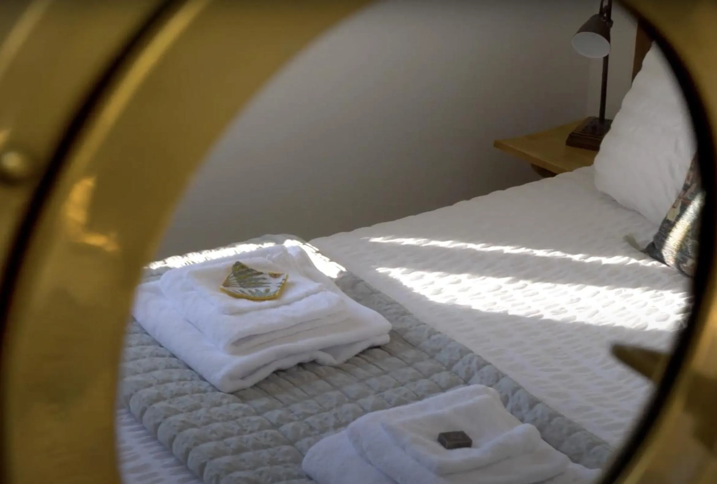 Decorative detail, Bed in La Houache Chambres d'Hôtes