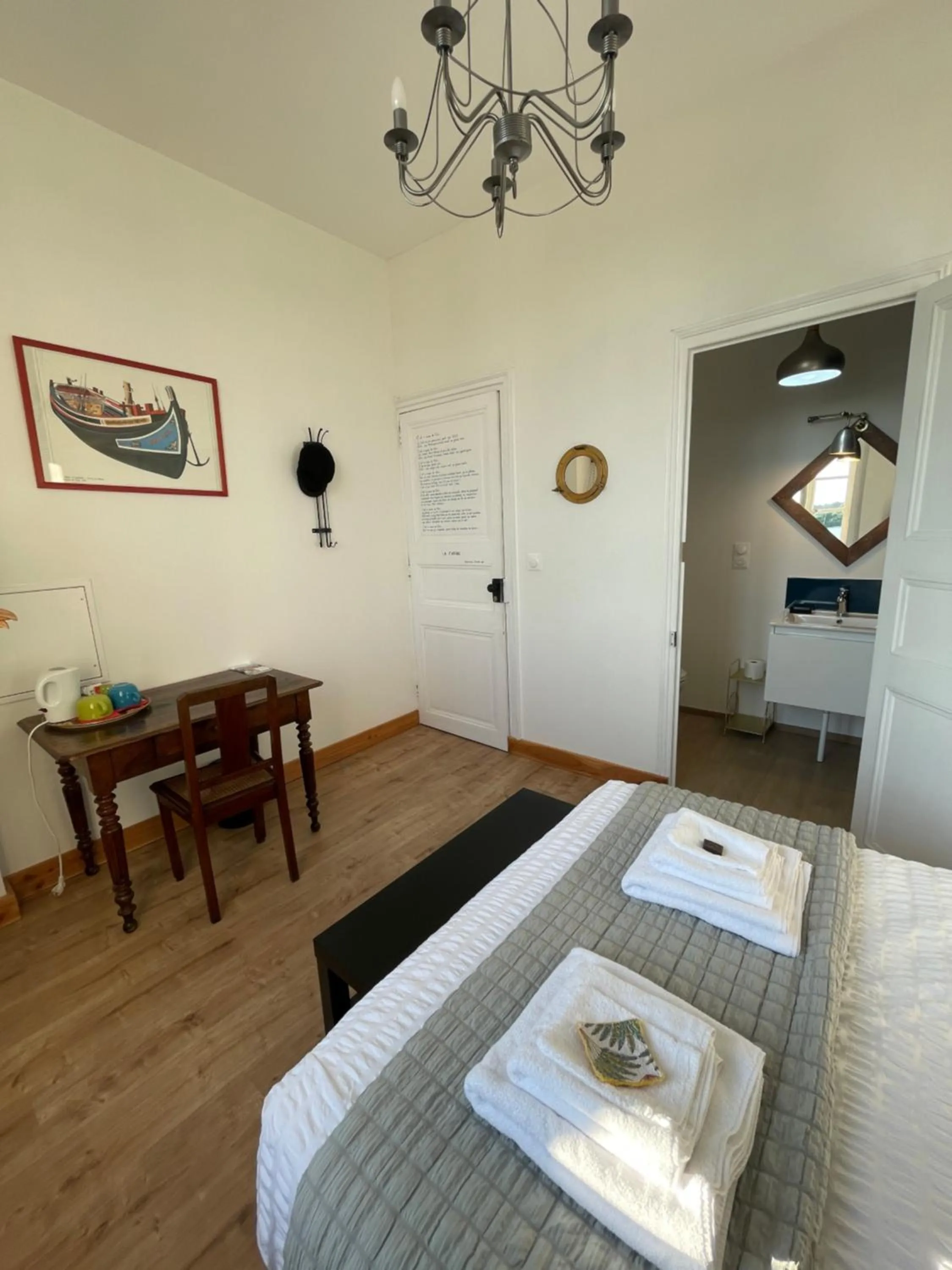 Seating area, Bed in La Houache Chambres d'Hôtes