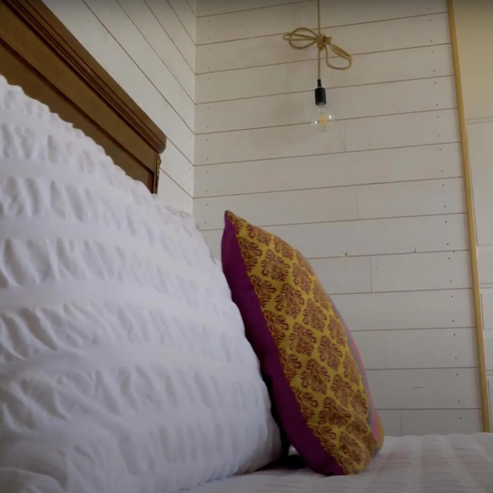 Decorative detail, Bed in La Houache Chambres d'Hôtes