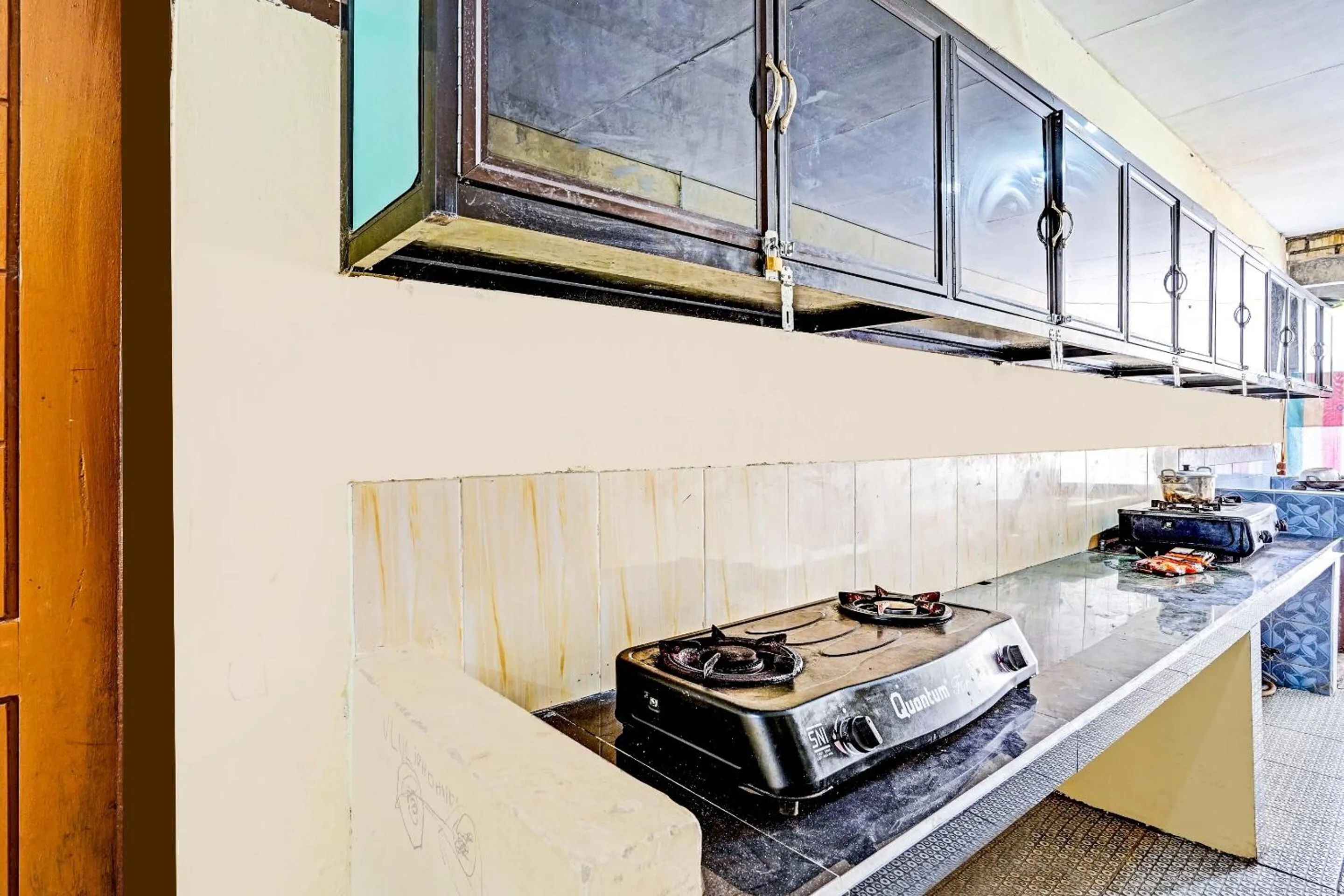 Kitchen or kitchenette in SPOT ON 90586 Hagawa Syariah Homestay