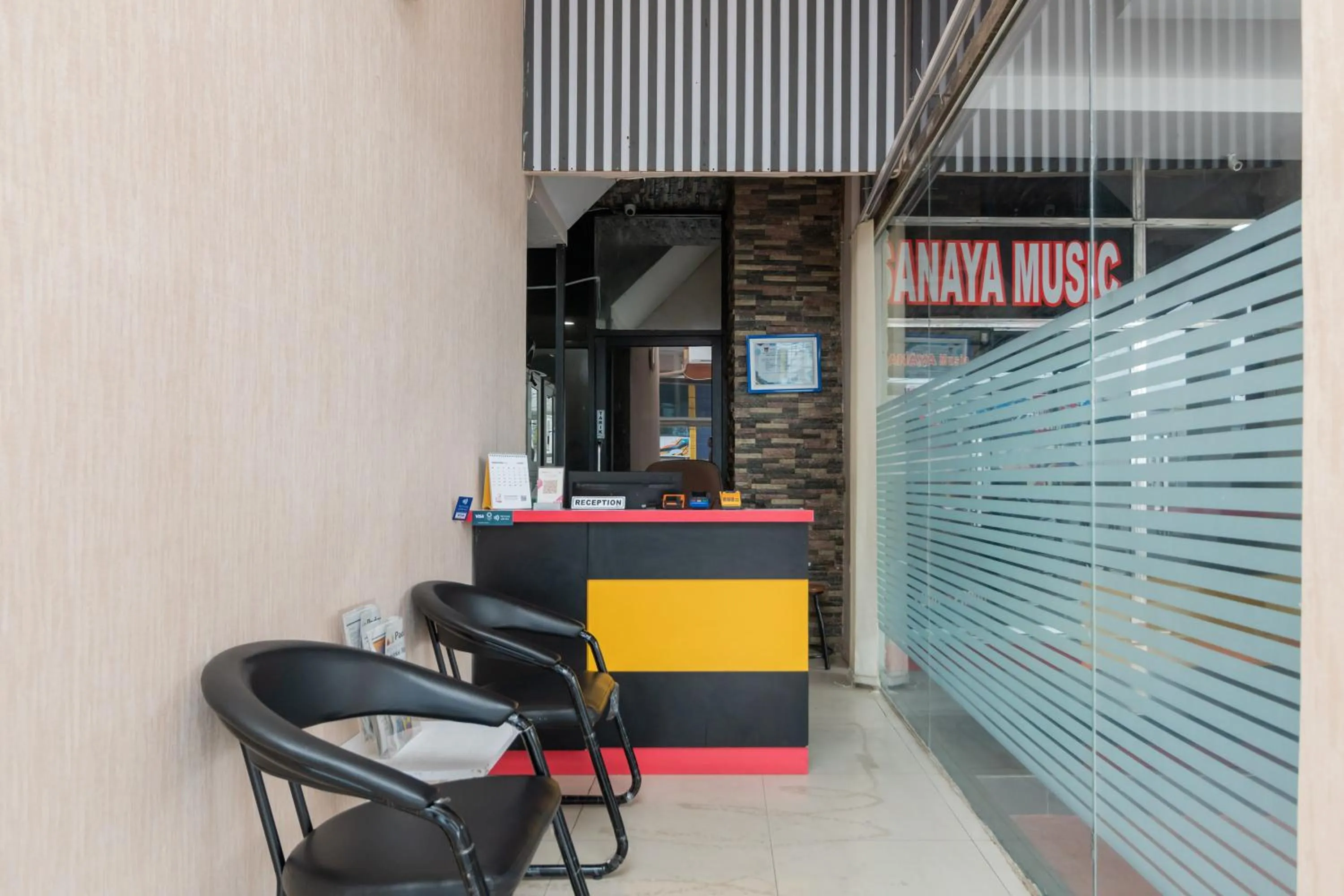 Lobby or reception in RedDoorz Syariah near RS Mata Padang