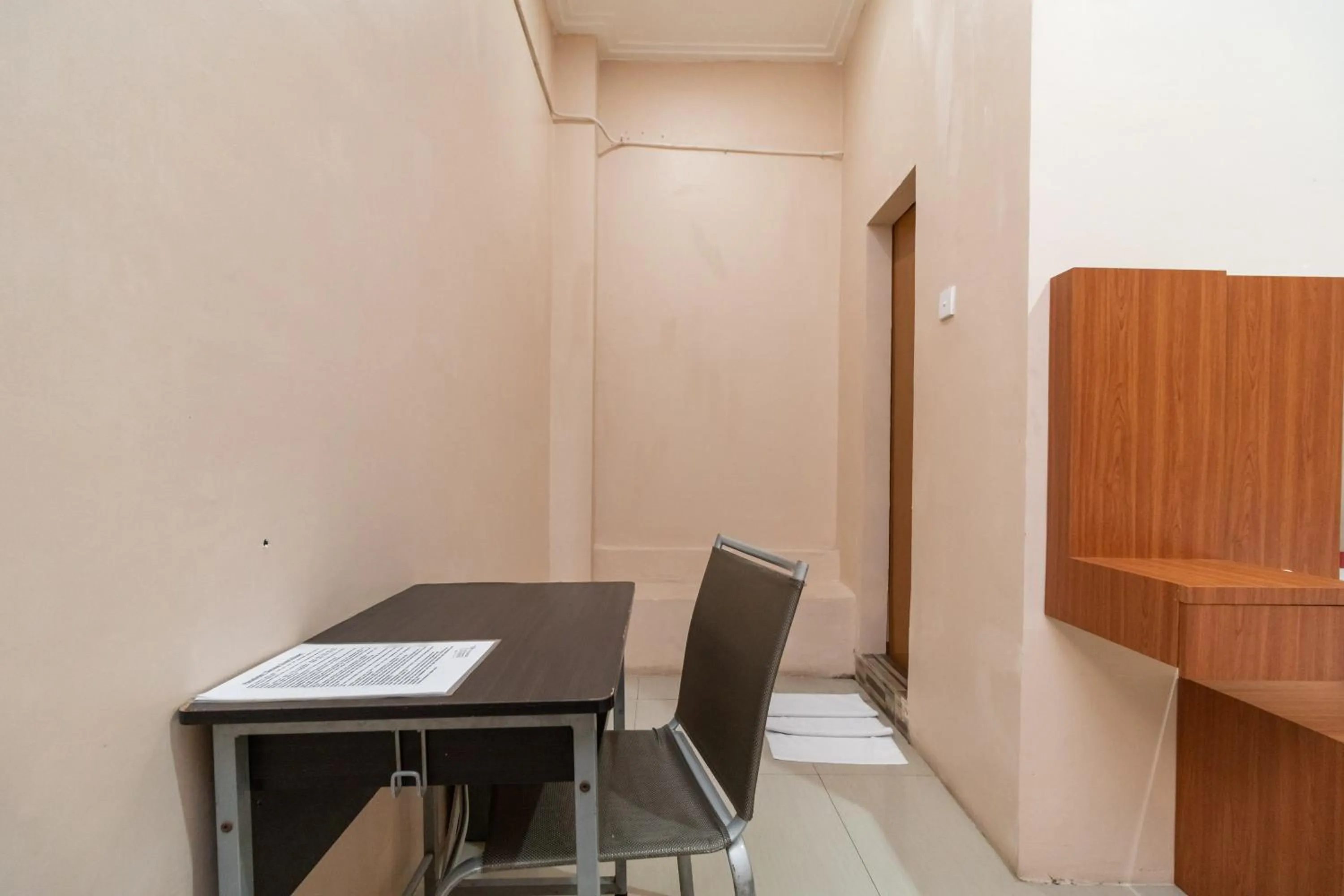 Seating area in RedDoorz Syariah near RS Mata Padang