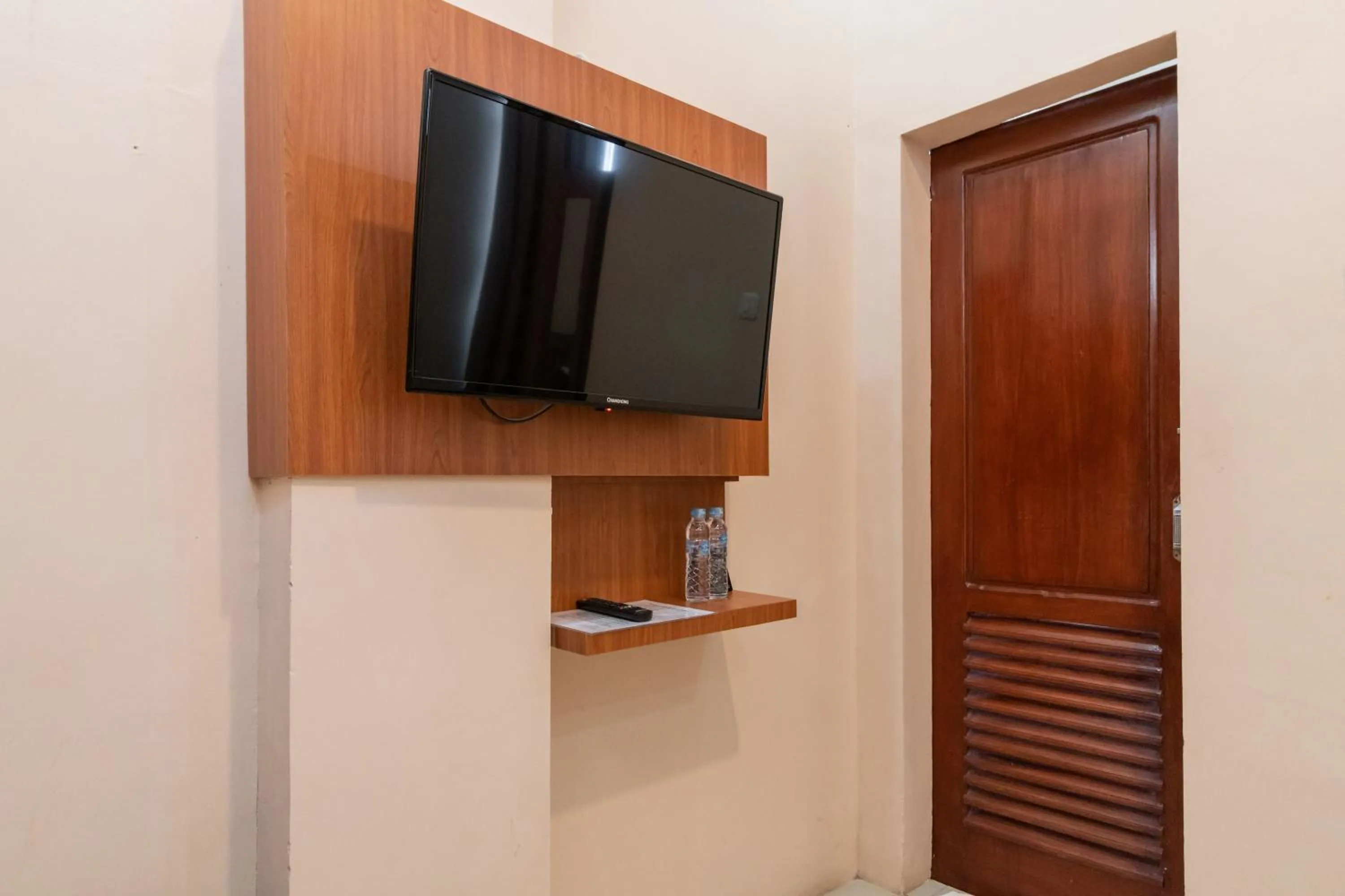 TV and multimedia in RedDoorz Syariah near RS Mata Padang