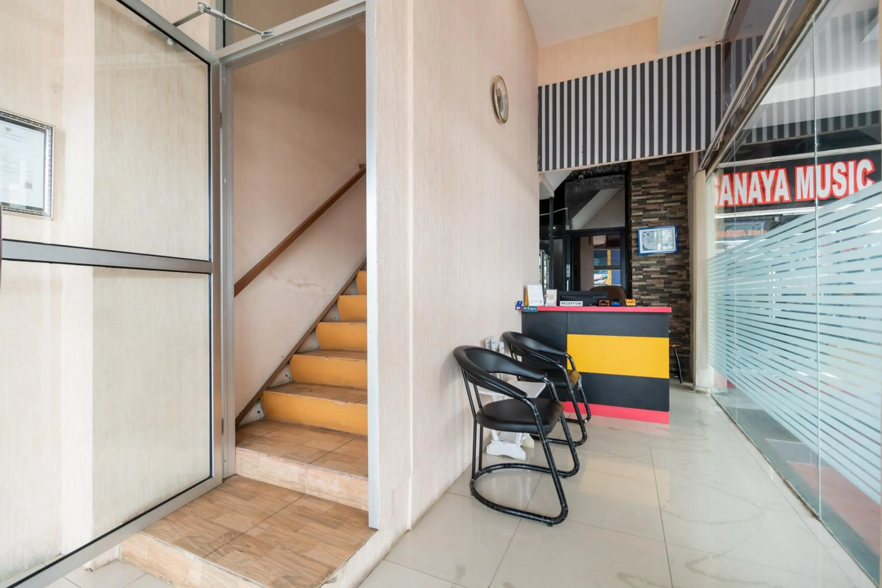 Lobby or reception in RedDoorz Syariah near RS Mata Padang